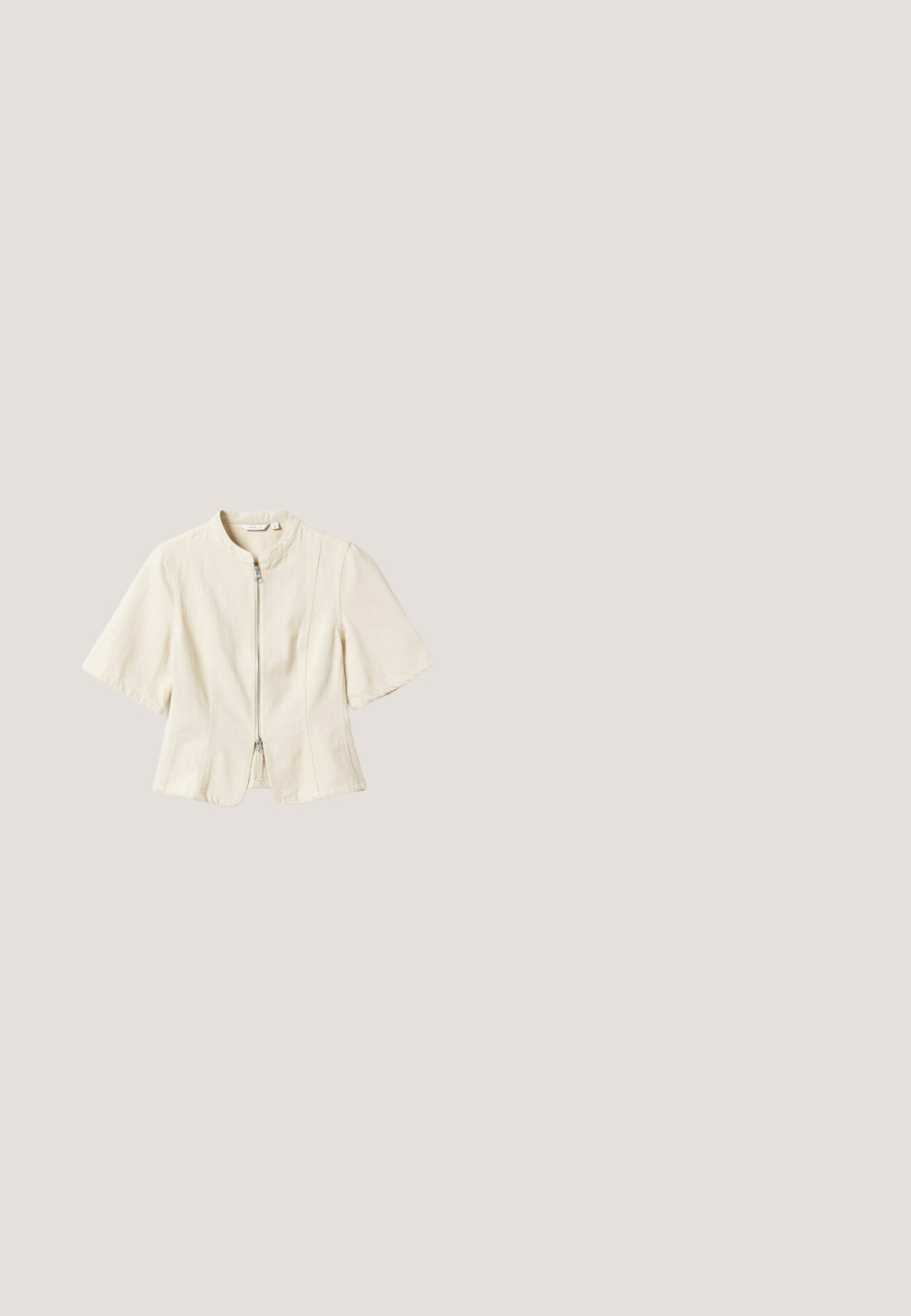 Kremfarvet kortærmet jakke med lynlås foran, rund krave og tilpassede syninger, lagt fladt på en hvid baggrund.; Beige shorts med sorte botaniske og vintage-inspirerede skitser, inklusive blomster, blade, insekter, sneglehus og saks, med elastisk taljebånd og snore.; Brune læderslidesandal med en beige vævet overdel, flad sål og rund tå. Designet inkluderer en logoakcent på remmen.; Firkantede solbriller med beige gennemsigtige stel og mørke linser, vist mod en ensartet hvid baggrund.; Vævet beige taske med en buet top, lysebrune læderdetaljer og en rektangulær gulddetalje. Lang justerbar rem inkluderet.; Gult rundt perlearmbånd med guldlås og justerbar kæde på hvid baggrund.