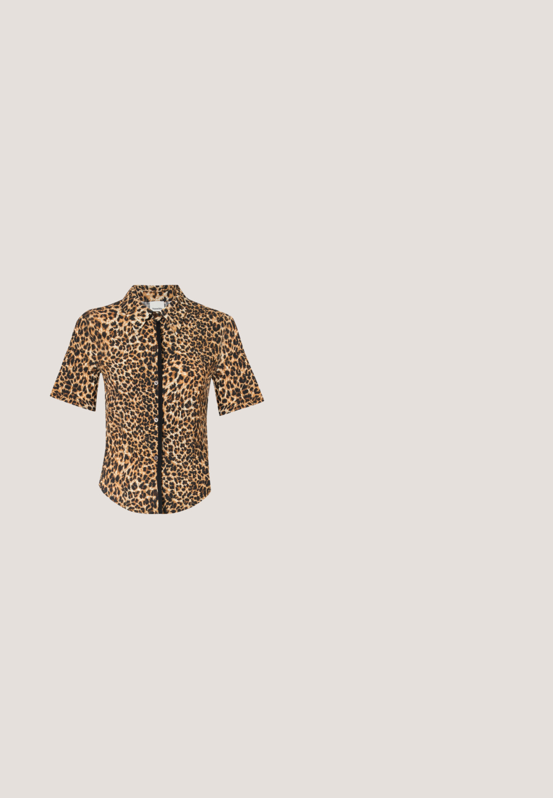 Chemise à manches courtes à boutonner, ornée d'un imprimé léopard dans des tons de marron et de noir. Texture lisse avec un col classique et une patte de boutonnage sur le devant.; Jupe noire et dorée présentant un motif zébré, fabriquée en matériau lisse avec une coupe ajustée et un design taille haute.; Escarpin noir en cuir à bride arrière avec bout pointu, petit talon, design découpé et détail de boucle dorée sur la bride.; Lunettes de soleil noires avec un design géométrique et angulaire. Verres marron, monture en plastique, accents en métal doré sur les branches.; Sac fourre-tout en toile beige avec poignées noires, bandoulière réglable noire, fermeture éclair supérieure et petit bouton doré à l'avant.; Bracelet en or composé de petites plaques en forme de cœur reliées entre elles, avec une fermeture à mousqueton, sur un fond clair uni.