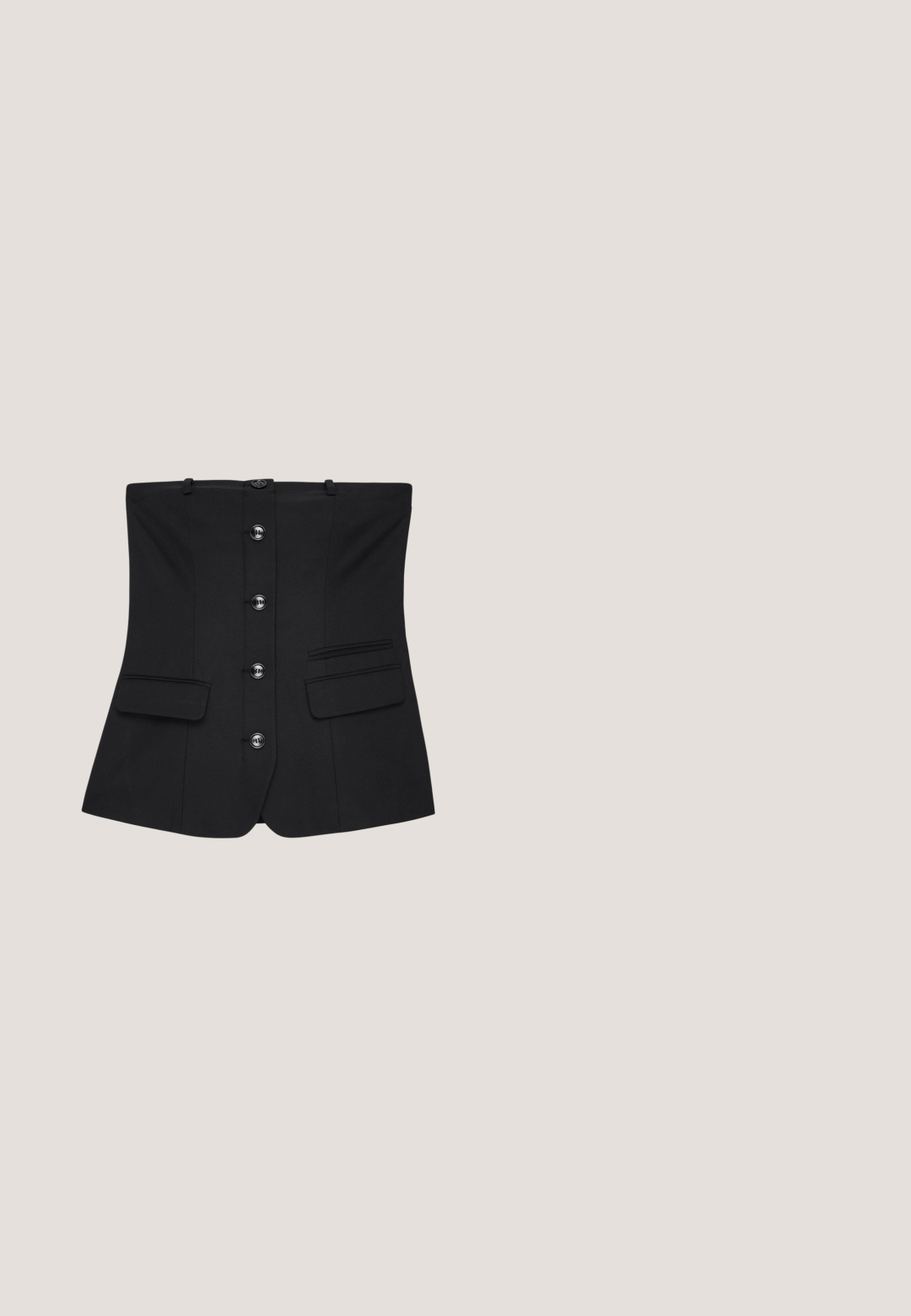Zwarte gestructureerde korset met een gladde textuur, voorzien van zeven knopen aan de voorkant, twee klepzakken en verstelbare bandjes.; Zwarte elastische tailleband met trekkoord, voorzien van een gladde textuur en lichtgewicht stof. Close-up weergave die de glans van de stof benadrukt.; Zwarte lederen lage sleehak met afgeronde neus, bruine rand boven de zool en geribbelde zwarte buitenzool, zijaanzicht op witte achtergrond.; Zwarte zonnebril met een geometrische vorm, donkere lenzen, dikke montuur en een gouden accent op de slapen met de merknaam "Vogue."; Zwarte rechthoekige leren handtas met dubbele handvatten, een bovenste ritssluiting en een klein gouden knopdetail in de onderste hoek.; Gouden kettinkje met vijf hangende vormen: drie ronde en één hartvormige, allemaal met heldere, geslepen accenten. Verstelbare lengte.