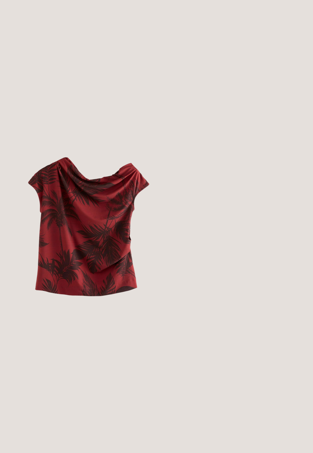 Rød top med draperet halsudskæring, korte ærmer og et sort palmebladmønster på et struktureret stof. Asymmetrisk nederdel detail.; Røde, vide sweatpants lavet af blødt stof, med elastisk talje og snøre, samt to sidelommer for bekvemmelighed.; Rød patenteret læderpumpe med rund tå, lille blokhæl og dekorativ snøredetalje ved åbningen foran. Glat, skinnende finish.; Røde plastik solbriller med oval form, gradient brune linser og guld branding på stængerne. Glat tekstur med en blank finish.; Rød glansfuld håndtaske med en struktureret design, der har et fremtrædende guldhardware-detalje og en enkel rem. Glat tekstur og geometrisk form.; Guld-tone kædén halskæde med røde ovale sten og bladformede detaljer. Glat tekstur med en sikker lobster clasp lukning.