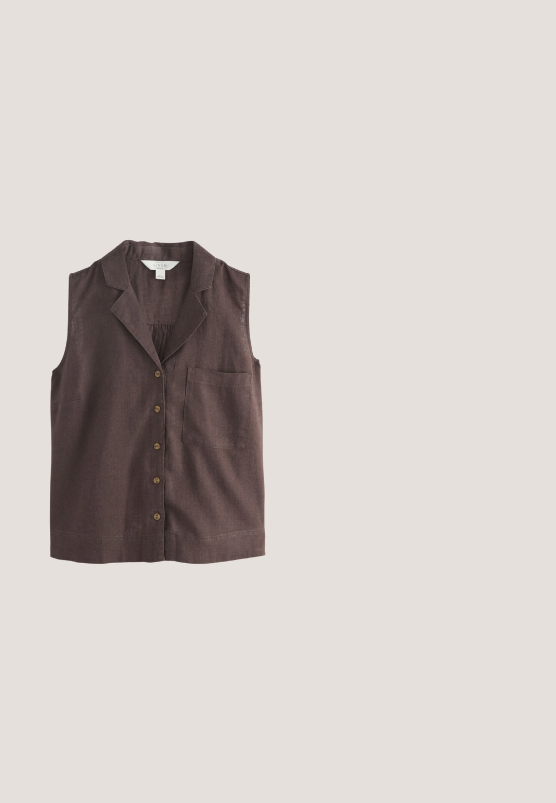 Ærmeløs brun hørskjorte med krave, fem forreste knapper og en enkelt brystlomme på venstre side.; Beige og hvide gingham-mønstrede bukser med vide ben, knap- og lynlåslukning, elastisk talje og sidelommer. Fremstillet af bomuld.; Brune lædersandaler med to brede stropper, en bagstrop med en metalspænde og en kraftig gummisål med et struktureret mønster.; Rektangulære brune skildpaddeskjoldsolbriller med mørke glas og brede stænger, placeret skråt på en hvid overflade.; Mørkebrun tekstureret læderhåndtaske med to håndtag og en aftagelig rem, der indeholder en matchende lille lynlåslomme med sølvhardware.; Tre guldbøjler: en med sommerfuglecharms og krystaller, en kæde med forskellige former, og et hjerte med ædelsten.