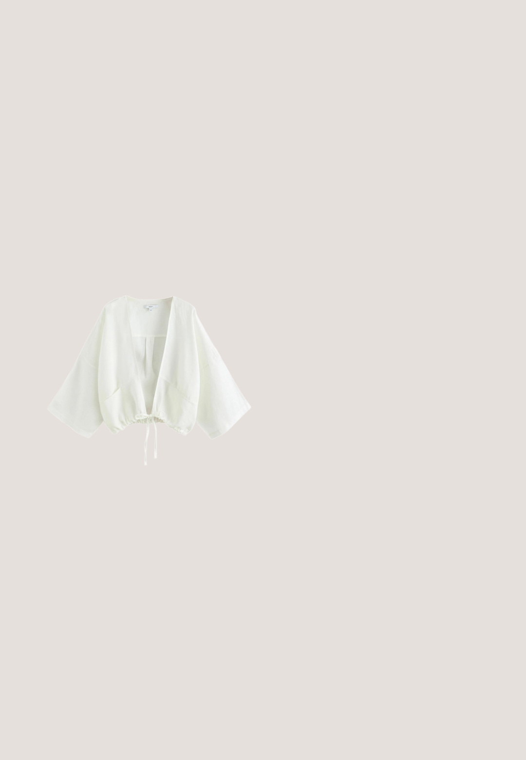Witte cropped jas met lange mouwen, open voorkant en verstelbare koordzoom, gemaakt van lichtgewicht stof.; Kanten shorts in gebroken wit, met een bloemendessin en een gegolfde zoom. Lichtgewicht materiaal met een textuurafwerking. Losse pasvorm en elastische tailleband.; Witte canvas wedge schoen met enkelbandje, jute-wrapped hak, ronde neus en een gebreide stoffen bovenkant. De wedge heeft een hoogte van ongeveer 7 cm.; Isabel Bernard Zonnebril - goudkleurig; Beige geweven handtas met witte leren handvaten, randen en verstelbare schouderriem, voorzien van een gouden sierlijk logo aan de voorkant.; Kralenketting met witte ovale kralen afgewisseld met kleine gouden metalen accenten, vastgemaakt met een gouden ketting met een verstelbare sluiting.