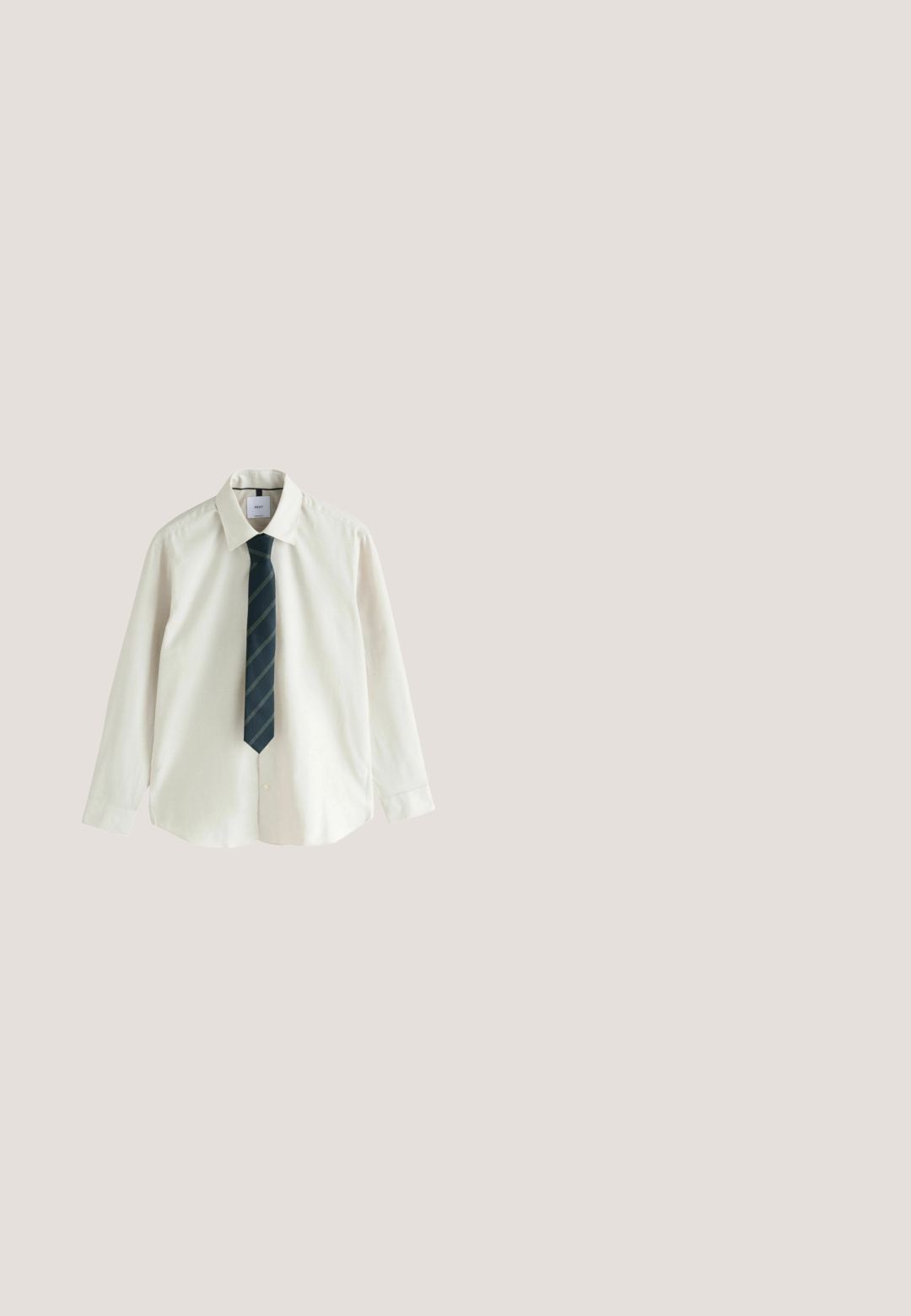 Wit shirt met lange mouwen en een puntige kraag, voorzien van een donkerblauwe stropdas met diagonale groene strepen. Voorzijde met knopen, gladde stoftextuur.; Blauwe denim jeans met een recht gesneden ontwerp, vijf-pocket stijl en een knoopsluiting in de taille. Bevat stiksel details langs de naden.; Bruine suede instappers met een ronde neus en een lage zwarte rubberen zool, met een decoratieve band en stiksel details op het bovenwerk.; Dunne bruine metalen rechthoekige zonnebril met donkere glazen en zwarte pootjes, rustend op een wit oppervlak.; Beige stropdas met diagonale grijze strepen plat gelegd op een witte achtergrond.; Bruine suède riem opgerold met een zilverkleurige rechthoekige metalen gesp op een effen lichte achtergrond.