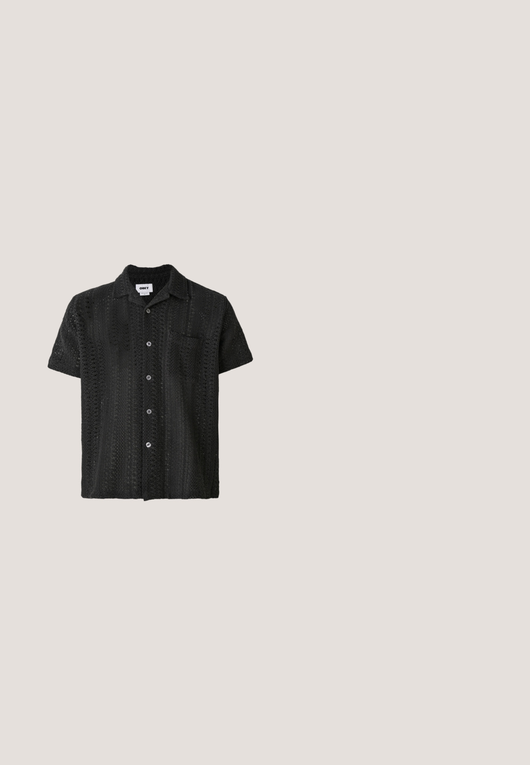 Zwarte haakshirt met korte mouwen en een relaxte pasvorm, voorzien van een knoopsluiting aan de voorkant, een enkele borstzak en een gestructureerd open patroon.; Zwarte spijkerbroek met een losse pasvorm, voorzien van een standaard tailleband, ontwerp met vijf zakken en contrasterende stiksels langs de naden.; Zwarte leren derby schoenen met een gladde textuur, ronde neus, vetersluiting en een dikke, robuuste rubberen zool.; Zwarte rechthoekige zonnebril met dun metaal montuur en donkere glazen, liggend op een wit oppervlak.; Zilverkleurige sieradenset met een dikke kettinghalsketting met een kreeftsluitinkje en een bijpassende met textuur ring. Beide stukken zijn glanzend en metallic.; Zwarte leren riem met een gladde textuur, voorzien van een rechthoekige zilveren metalen gesp en een klassiek ontwerp.