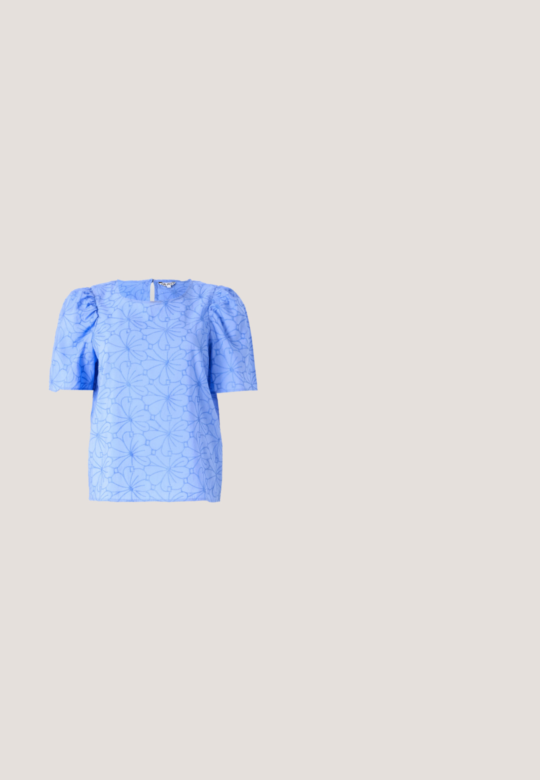 Blusa azul claro con mangas abullonadas, patrón floral texturizado y escote cuadrado; cuenta con un corte en forma de agujero en la espalda.; Falda de longitud media en una suave y vibrante tela verde lima. Presenta un diseño simple y ajustado con una cinturilla elástica y una silueta fluida.; Bailarinas de charol blanco con punta afilada, dos tiras decorativas con hebillas plateadas y una plantilla sutilmente marrón.; Un par de gafas de sol rectangulares con montura translucida azul clara y lentes gris oscuro, que cuentan con patillas rectas y detalles de hardware mínimos.; Bolso de mano de imitación cuero blanco con una forma triangular estructurada, correa ajustable única y cierre con solapa acentuada en curva.; Pendientes de aro de plata con un acabado suave y brillante. Forma circular, con un cierre seguro. Diseño sencillo y elegante.