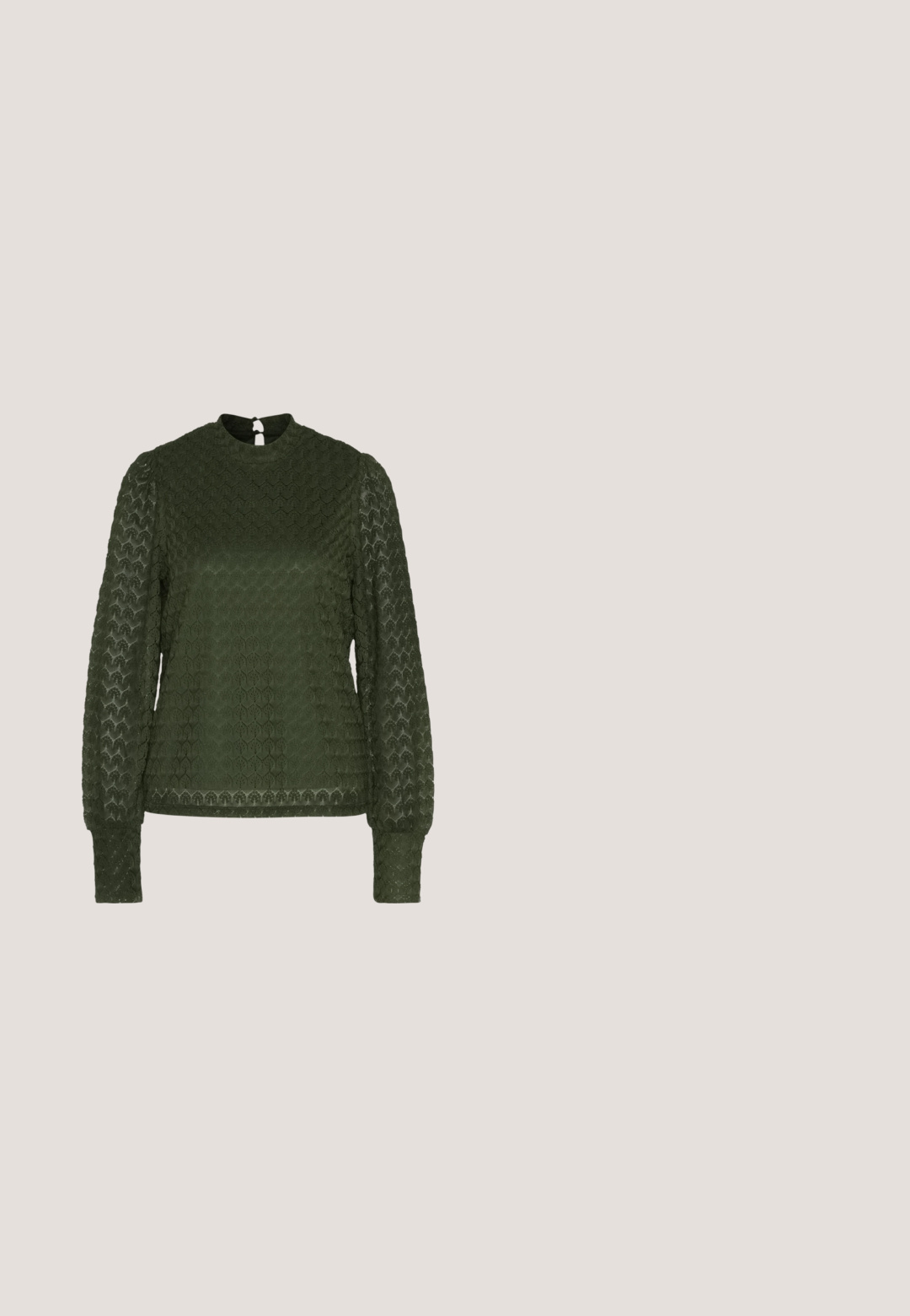 ONLY ONLNICE HIGHNECK - Blúzka - duffel bag; Čierne šortky z umelého kože s gumičkovým pásom, viazaným opaskom, záhybmi a bočnými vreckami. Hladká textúra a prispôsobený strih.; Čierne čižmy po kolená vyrobené z hladkej kože s robustnou podrážkou a miernym podpätkom. Obsahujú úchytky a elastické bočné panely pre jednoduché obúvanie.; Čierne slnečné okuliare v štýle mačacích očí s matným povrchom, so šedými tónovanými sklami, ostrými hranami a elegantnými bokovými ramenami. Názov značky je viditeľný na vnútornom ramene.; Pieces PCALUANA SHOULDER BAG - Kabelka - black; Strieborné kruhové náušnice s vlnitou, nepravidelnou textúrou. Majú tenký, kruhový tvar a reflektujúci povrch.