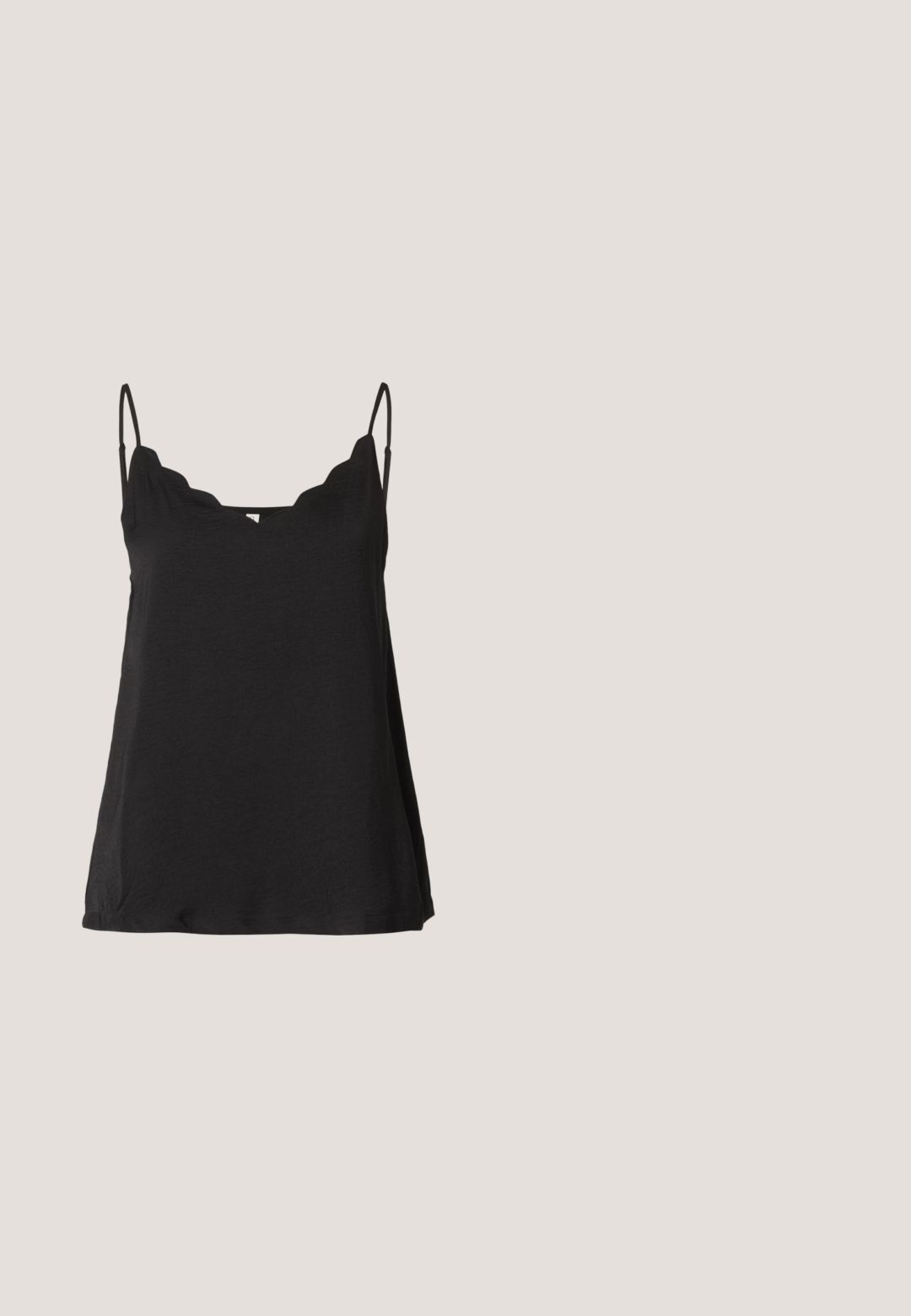 Sort scalloped cami-top med tynde stropper, blød tekstur og løs pasform. Har en let buet udskæring og et enkelt design.; Lyseblå høj-taljede skinny jeans med frontknap og lynlås, for- og baglommer, præsenteret mod en hvid baggrund.; Sorte lædersandaler med et korsremdesign, justerbar spænde og en tekstureret sål med riller for bedre greb.; Sorte, kantede solbriller med grå linser; lavet af plast, med tykke stænger med en glat overflade og ingen synlig hardware.; Sort læderhåndtaske med krokodilletekstur, rektangulær form, buet klap og kort øverste hank.; Sort læderbælte med en glat overflade og to cirkulære sølvmetalringe som spænde. Enkel, flad design.