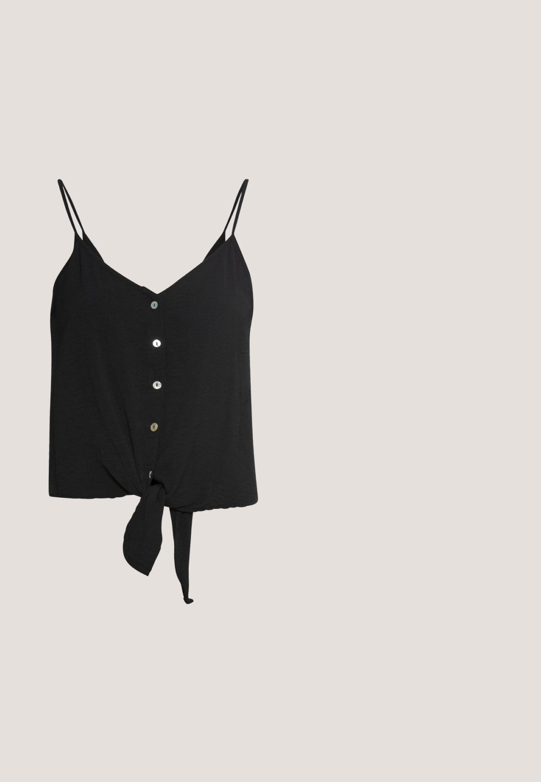 Schwarzes Spaghetti-Top mit dünnen Trägern, V-Ausschnitt, vorderem Knopfverschluss und geknotetem unteren Saum. Hergestellt aus leichtem Stoff mit glatter Textur.; Denim-Shorts in Hellblau mit einem verwaschenen Finish, fransigem Saum und klassischem Fünf-Taschen-Design. Mit einem Metallknopfverschluss.; Schwarze Leder-Sandalen mit einem Kreuzriemen-Design, verstellbarem Schnallenverschluss und strukturierten Sohlen mit Rippen für besseren Halt.; Schwarze Cat-Eye-Sonnenbrille mit dunkelgrauen Gläsern, schlankem Kunststoffrahmen, spitzen Ecken und geraden Bügeln. Keine sichtbaren Befestigungen oder Akzente.; Pieces PCALUANA SHOULDER BAG - Handtasche - black; Goldfarbener mehrlagiger Halsketten mit verschiedenen Kettenstilen, darunter massive Glieder und feine Ketten, sowie runden und rechteckigen Anhängern.