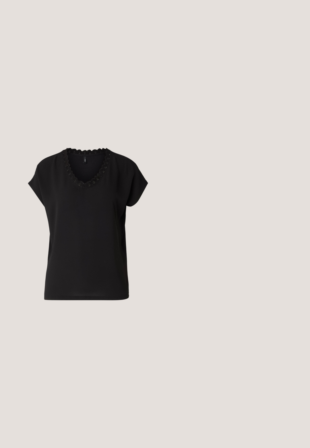 Sort kortærmet bluse med V-hals og bølget kant. Fremstillet af glat stof med en afslappet pasform og minimalistisk design.; Lys grå skinny jeans lavet af denim, med høj talje, fem-lomme design og opskårede ankler. Glat tekstur med subtil fading.; Sorte læderflade sko med spids tå, ankelrem og spænde detaljer. Har en lille, lav hæl og et åbent sides design.; Sorte rektangulære solbriller med mørkt tonede linser, tyk plastramme og brede stænger. Glat overflade og kantet design.; Sort læderhåndtaske med krokodilletekstur, rektangulær form, buet klap og kort øverste hank.; Sølvfarvede hoop øreringe med en glat, rund form og en poleret overflade. Begge øreringe er i samme størrelse og har en sikker lukke mekanisme.