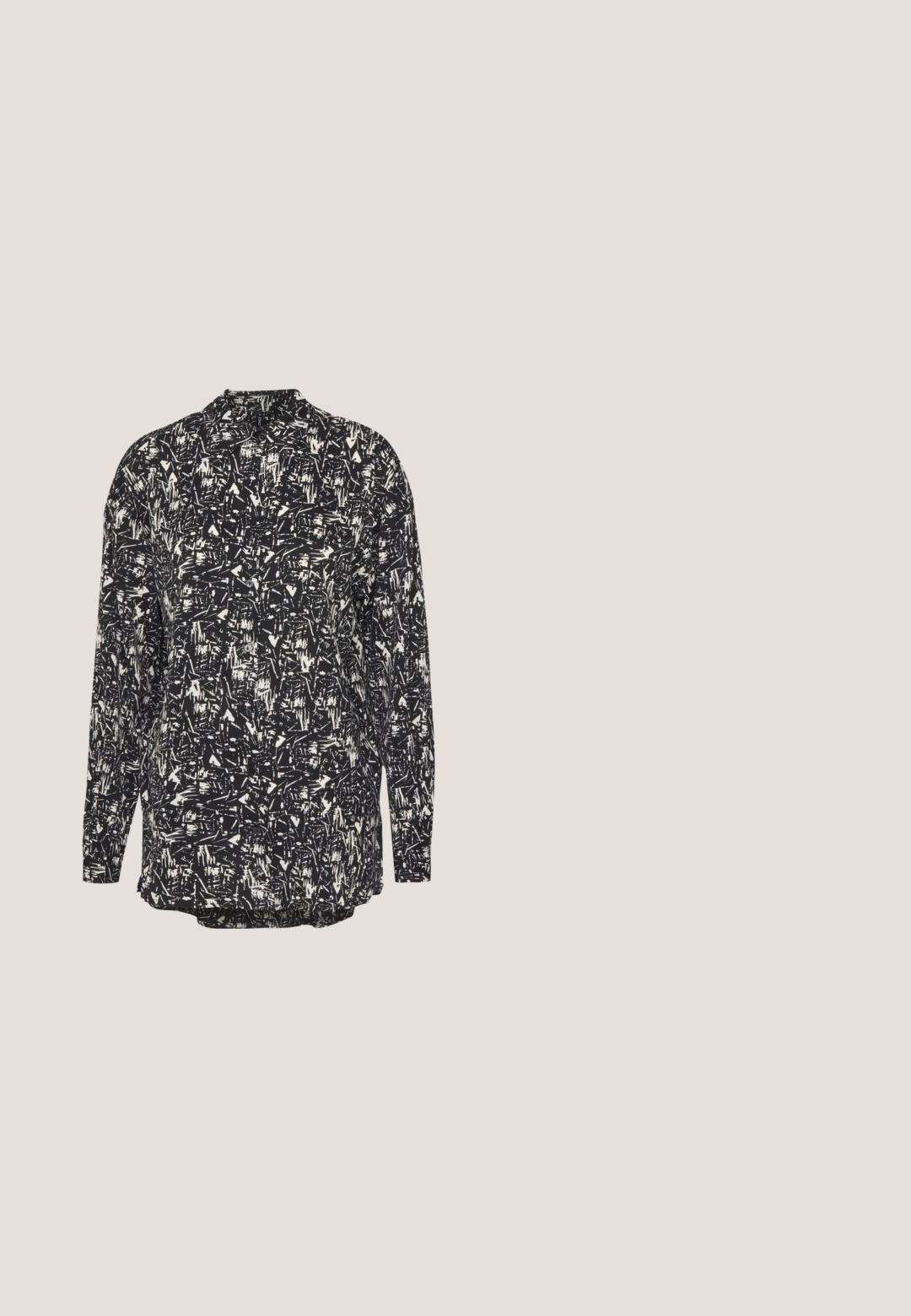 ONLY ONLDALINA - Blusa - black; Jeans de denim oscuros de tiro alto y pierna ancha con cierre de botón y cremallera en la parte frontal, trabillas para el cinturón y bolsillos delanteros.; Zapato de tacón alto de cuero negro con punta afilada y textura suave. Presenta un tacón stiletto delgado y un diseño de escote bajo.; Bolso tote de cuero negro con dos asas superiores, correa de hombro ajustable, gran bolsillo frontal y logotipo en relieve sutil. Textura suave.; Pendientes de aro plateados con textura ondulada e irregular. Presentan una forma circular delgada y un acabado reflectante.; Cinturón de cuero negro con una gran hebilla de metal plata que presenta un detallado intrincado y acentos decorativos en ambos extremos.