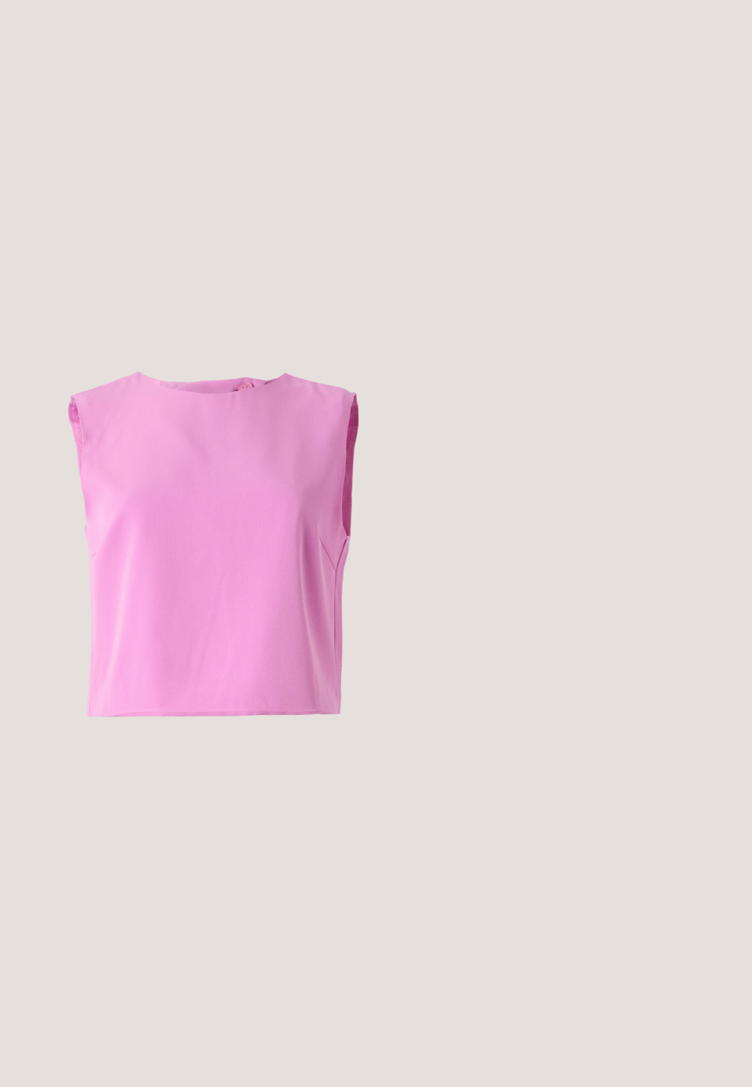 Haut sans manches rose avec un col rond, texture lisse et fermeture à bouton à l'arrière. Le design est carré et décontracté.; Jupe crayon florale orange avec de grandes fleurs dans des tons de pêche et de crème, conçue avec une silhouette ajustée et une texture lisse.; Chaussures en cuir noir avec détails de brogue, dotées de deux sangles à boucle, d'un bout arrondi et d'un talon bas. Texture lisse avec finition brillante.; Lunettes de soleil à monture dorée avec des verres carrés violets et des embouts bleus sur des branches fines, présentées sur un fond blanc uni.; Sac d'épaule croissant doux rose avec une sangle en corde réglable, un arrêt en métal et un logo "cK" en relief subtil au centre avant.; Boucles d'oreilles goutte en or avec des pierres centrales roses allongées entourées de petits cristaux clairs, ainsi que des cristaux clairs le long des crochets.