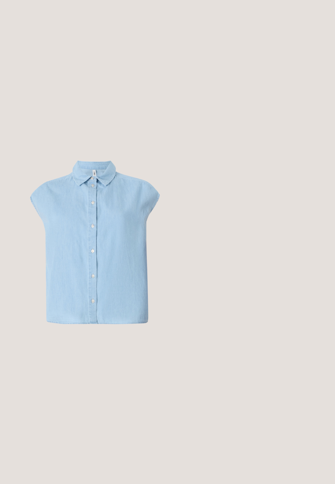 Camisa de botón de manga corta azul hecha de tejido de mezclilla, con un cuello clásico y cierre frontal de botones, con un corte relajado y dobladillo recto.; Pantalones cortos de algodón blanco con bolsillos parche delanteros, ojales plateados y un cordón blanco en la cintura.; Sandalia plana marrón con tres amplias correas de cuero que cruzan el pie y una suela ligeramente elevada en el talón.; Gafas de sol redondas con lentes de color verde oscuro y montura y varillas con patrón carey sobre un fondo blanco.; Tote de paja trenzada con forma cilíndrica, en color beige claro, superficie texturada y asas de cuero sintético marrón.; Pendientes de aro de oro con un diseño suave y redondeado. Cada aro es delgado y ligero, sin adornos ni patrones.