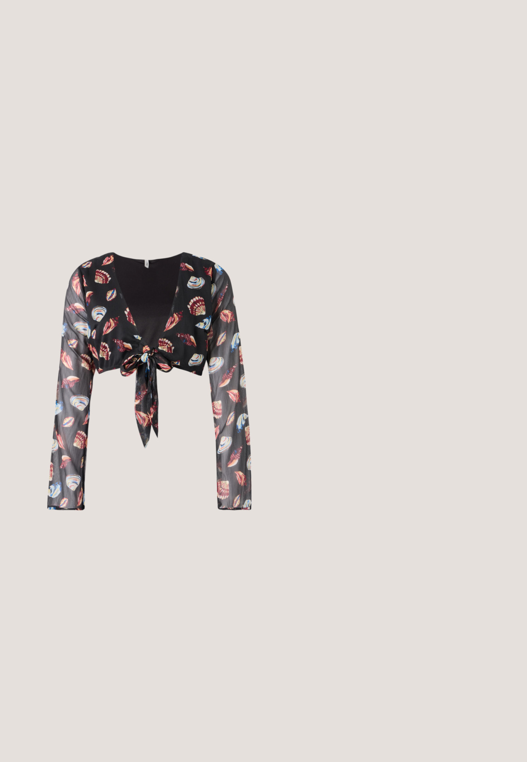 Haut transparent noir cropped avec des manches longues, présentant une fermeture à nouer à l'avant et des motifs de coquillages colorés en rouge, bleu et crème.; Pantalons à carreaux rouges et blancs avec une coupe décontractée, dotés d'une taille élastique et de liens sur le côté pour des longueurs ajustables.; Chaussure plate en cuir verni noir avec bout carré, détail de boucle sur le côté et petit talon arrondi. Texture lisse et design minimaliste.; Lunettes de soleil ovales noires avec des branches fines et des verres teintés rouges posées sur une surface blanche.; Sac d'épaule en velours côtelé bordeaux doux avec une sangle réglable, fermeture éclair, liens latéraux et une poche avant zippée.; Boucles d’oreilles créoles en forme d’étoile argentée avec une finition lisse et polie sur un fond blanc uni.