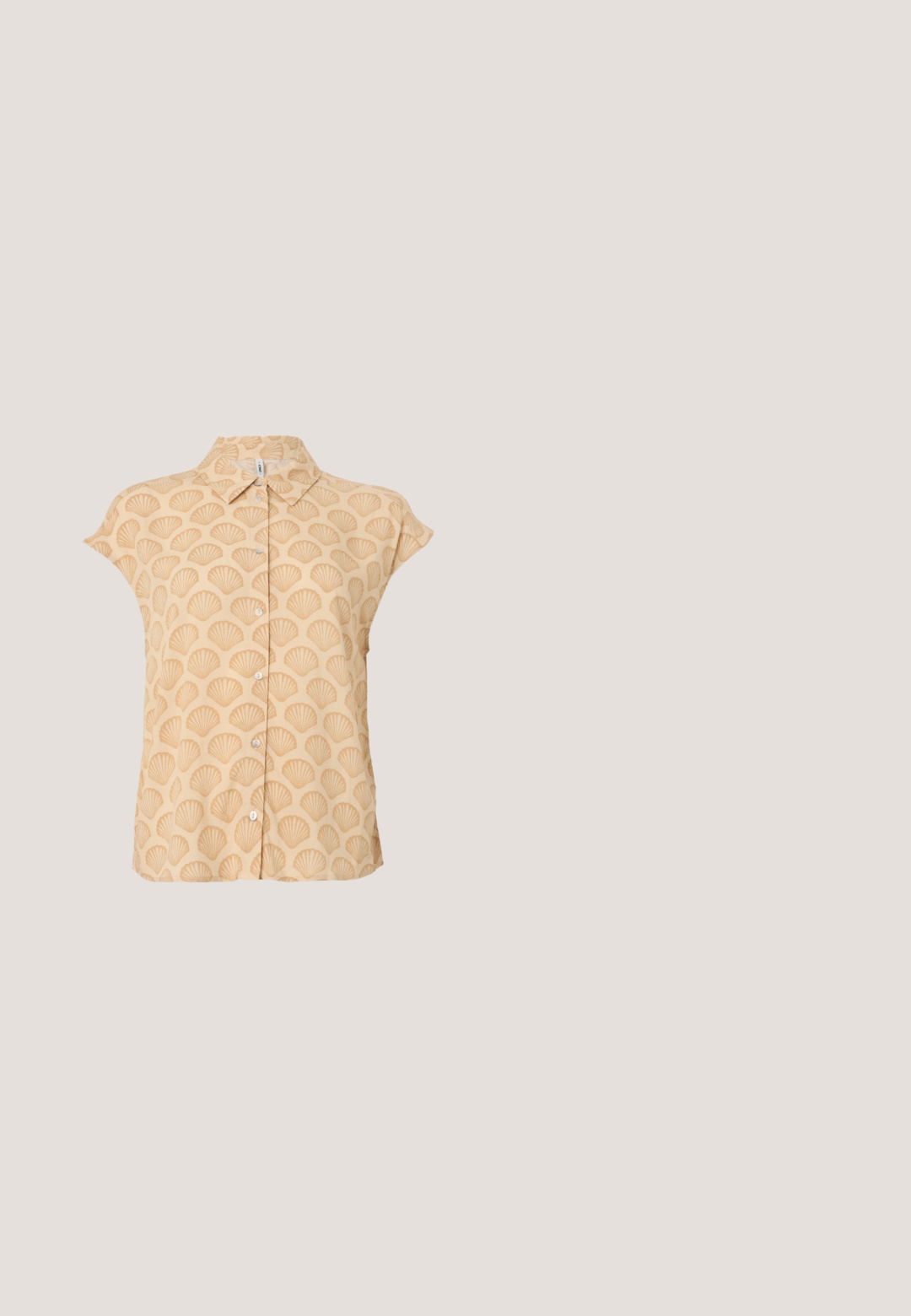 Camisa de manga corta en tela beige clara con patrón de conchas en relieve, que presenta un cuello puntiagudo y cierre frontal con botones.; Vaqueros acampanados de color azul claro con cintura alta, que cuentan con cinco bolsillos, cierre de botón y una textura suave de mezclilla. El borde está limpiamente cosido.; Zapatilla gris claro con materiales de ante y cuero, que presenta una superficie texturizada, suela de goma y marcas blancas en el lado y la lengüeta.; Gafas de sol de carey marrón con una forma vintage de ojo de gato y lentes marrones. Presentan brazos curvados con acentos rojos.; Bolso de mano de imitación cuero blanco con una forma triangular estructurada, correa ajustable única y cierre con solapa acentuada en curva.; Pendientes de aro de plata con un acabado suave y brillante. Forma circular, con un cierre seguro. Diseño sencillo y elegante.