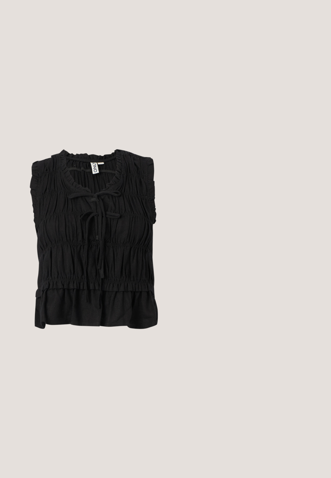 Blusa negra sin mangas con tela fruncida, bordes con volantes, cierre delantero con lazo y dobladillo ligeramente acampanado.; Vaqueros de mezclilla azul claro con cintura alta, cierre de botón y cremallera, bolsillos delanteros y piernas anchas.; ALDO CELIE - Sandalias de tacón - black; Gafas de sol redondas con tinte marrón y un marco burdeos brillante. Patillas delgadas con un sutil detalle de marca. Diseño de lentes planos.; Bolso negro acolchado con un asa redondeada, que presenta una superficie lisa y brillante y una textura suave y acolchada. Sin herrajes ni acentos visibles.; Cinturón de cuero negro con una gran hebilla de metal plata que presenta un detallado intrincado y acentos decorativos en ambos extremos.