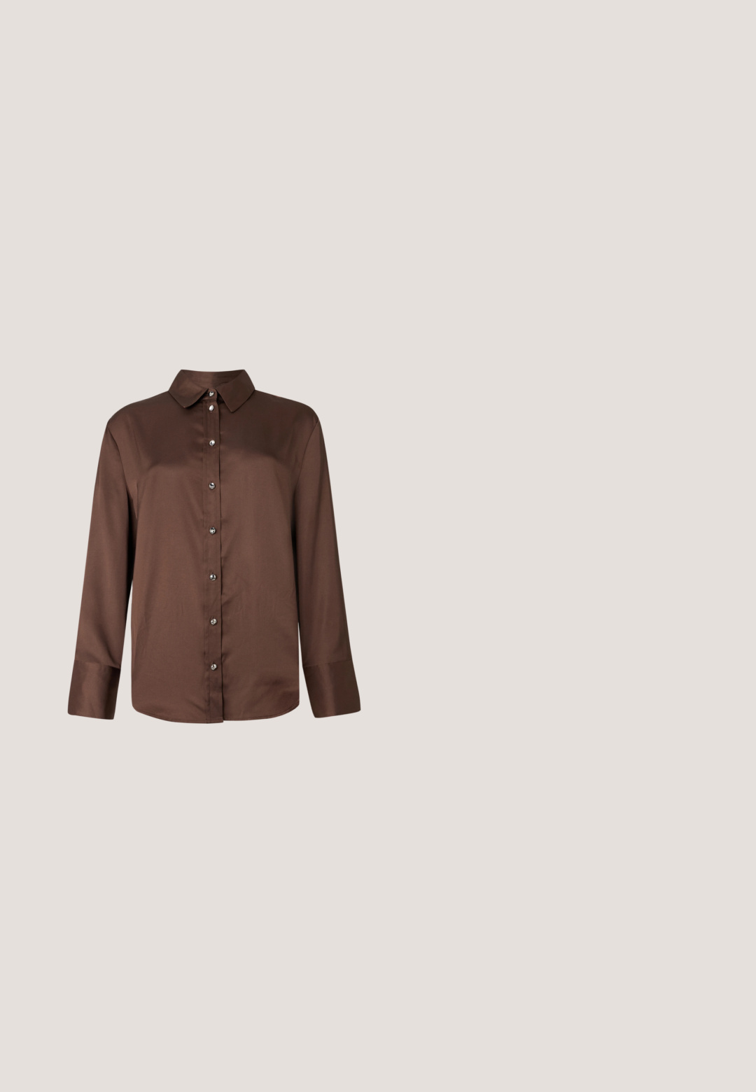 Camisa marrón de manga larga con botones, con cuello clásico, botones plateados y tela lisa y texturizada.; Pantalones marrones con plisados y diseño de pierna recta. Fabricados en una tela suave, con pasadores para cinturón y bolsillos laterales.; Zapato de tacón con tira trasera en tela color púrpura oscuro. Diseño de punta rematada, laterales abiertos y tacón delgado de forma cuadrada. Textura suave.; Gafas de carey con montura cuadrada, que presentan lentes transparentes y un patrón texturizado. Las varillas tienen un diseño delgado y aerodinámico.; Bolso de tela marrón con textura y un solo asa atada en un nudo, mostrado sobre un fondo claro y liso.; Cinturón de cuero marrón oscuro con una amplia hebilla cuadrada dorada, enrollado plano sobre una superficie blanca.