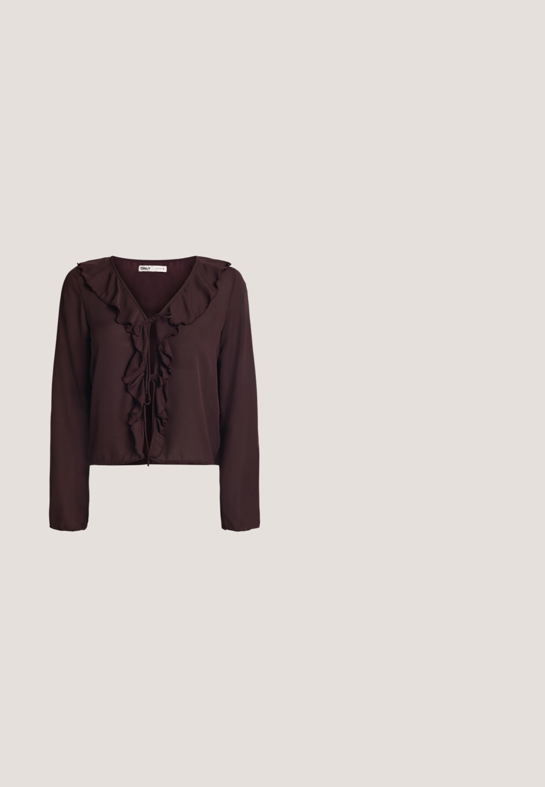 Donkerbruine blouse met lange mouwen, gerimpelde V-hals en sluiting met strik aan de voorkant, gemaakt van lichtgewicht stof.; Wijd uitlopende, hoog getailleerde broek in donker bordeaux stof met een aansluitende tailleband met twee gouden knoopdetails.; Zwarte leren midi-jurk met een gladde textuur; heeft een tailleband en zijzakken. Gepaarde met glanzende zwarte hakken.; Zwarte cat-eye zonnebril met donker getinte lenzen, voorzien van gestructureerde zwarte pootjes en een subtiele gouden accent op het montuur.; Donker bordeaux glanzende handtas met een enkele dunne handgreep en een slanke trapeziumvorm op een effen lichte achtergrond.; Donkerpaarse hars oorbellen in de vorm van halve manen, met zilverkleurige metalen accenten en transparante plastic achterkanten voor een stevige bevestiging.