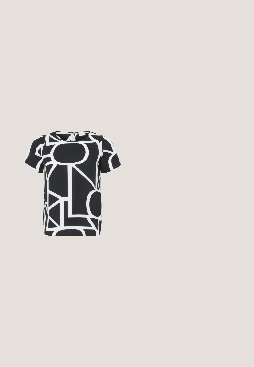 Top de manga corta en blanco y negro con patrones geométricos, escote redondo y detalles de cierre en la parte posterior. Textura de tejido suave.; Una larga falda beige con un patrón geométrico negro. Presenta una cinturilla elástica y una textura de tela suave. Con dobladillo redondeado en la parte inferior.; Sandalia negra de cuero de Calvin Klein con correa en el tobillo y hebilla, flotando sobre un suelo exterior de madera y baldosas de piedra.; Gafas de sol negras con un diseño elegante y angular, lentes oscuros y un logo plateado en contraste en el lateral. Textura de plástico suave.; Bolso de hombro de cuero negro con correa larga, bolsillos laterales y logo de Calvin Klein en relieve en la parte delantera.; Par de pendientes de aro plateados brillantes de tamaño mediano con cierres metálicos finos sobre un fondo neutro claro.