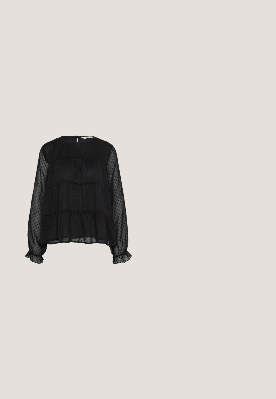 Sort gennemsigtig bluse med prikket tekstur, lange puffede ærmer, flæser ved håndleddene og en rund halsudskæring med knaplukning bagpå.; Sorte denimbukser med lige ben, der har en frontknaplukning, fem lommer og subtile stikninger.; Sort lædersko med slingback, spids tå, lav blokhæl og minimalistisk design med tynde remme og glat tekstur.; Sorte solbriller med rektangulært stel, mørke linser, glat plastmateriale og en metalaccent på templet.; Sort læderhåndtaske med en rundet form, dekoreret med sølvnitter, og et kort håndtag. Glat tekstur og lynlåslukning.; Sølvfarvede metaloorringe med glat, let buet overflade og låsemekanisme på en ensfarvet hvid baggrund.