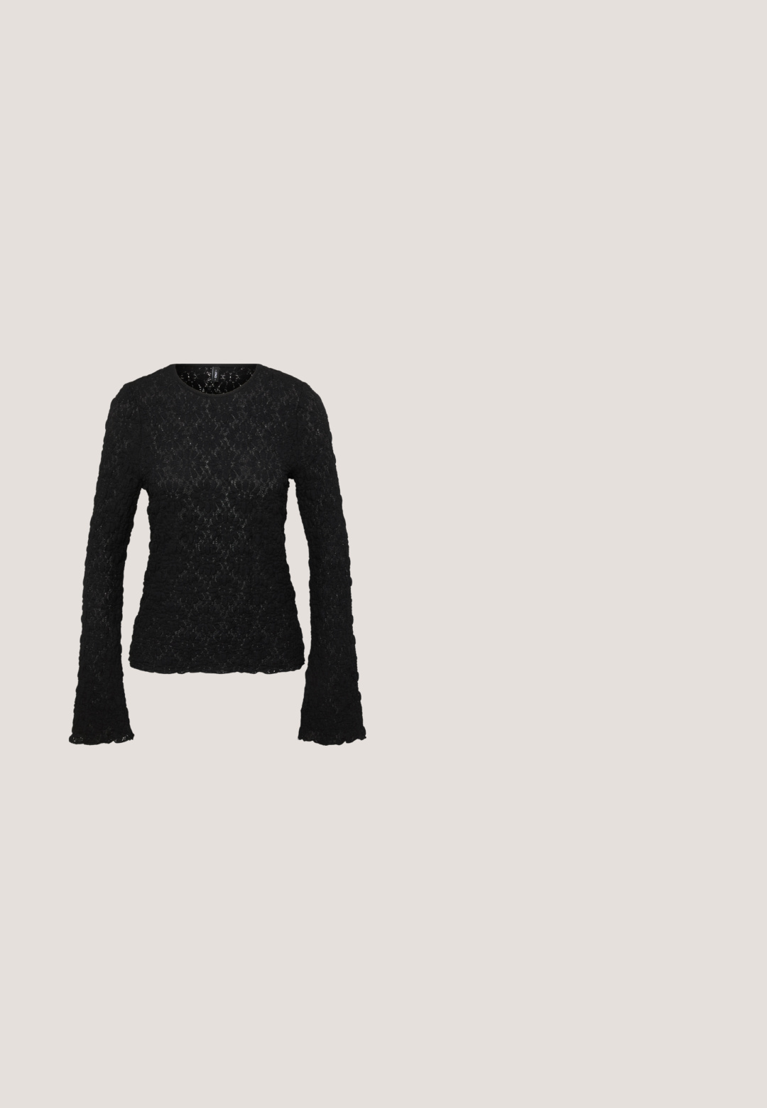 Zwarte lange mouwen kant top met een ronde halslijn, bloemenpatroon, textuurstof en flared mouwen. Geschulpte zoomdetails aan de onderkant.; Zwarte hoge tailles flared broek met kleine zijsplitjes aan de onderzijde en een paars label op de tailleband.; Benen met zwarte smalle broek met voorsplitten aan de zoom, gecombineerd met zwarte platte Mary Jane-schoenen met een klein gespje.; Even&Odd by Zalando Zonnebril - black; Zilveren metalen handtas met vetersluiting, met een strak ontwerp en een korte schouderriem. De tas wordt vastgehouden in de handen, waardoor de textuur goed tot zijn recht komt.; Een paar gepolijste zilveren oorringen met scharnier sluiting, aan de binnenkant gegraveerd met de merknaam "PILGRIM".