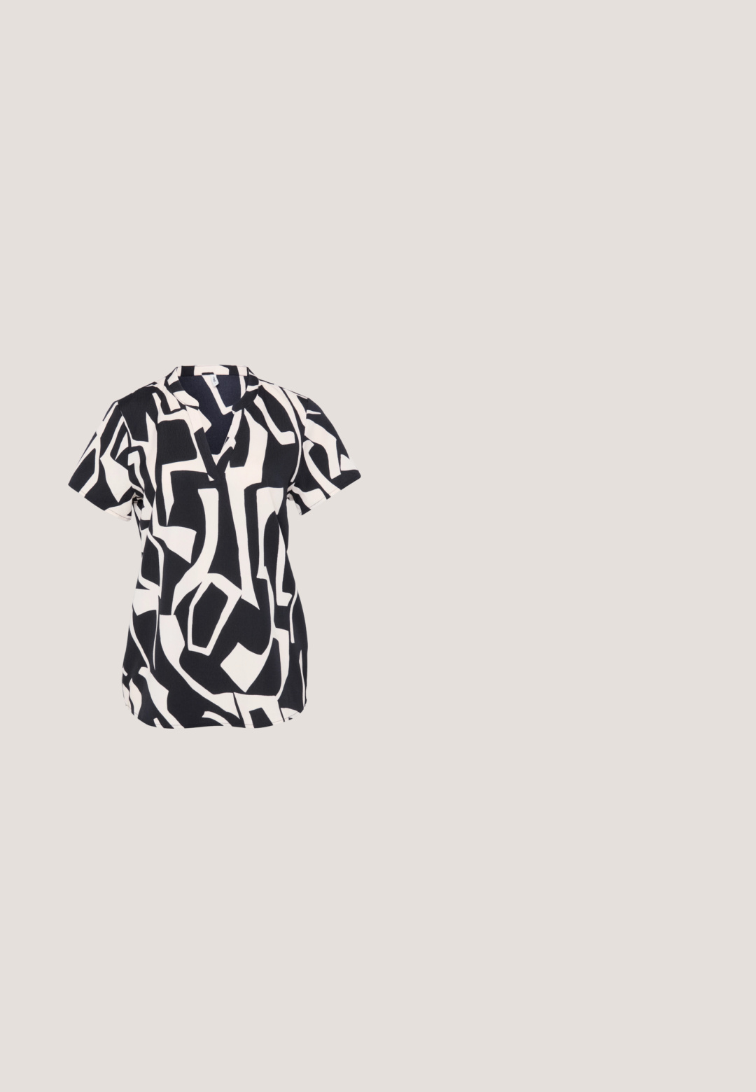 Blusa de manga corta en azul marino y crema con un patrón geométrico abstracto, con un escote en pico y un corte relajado. Tejido texturizado.; Pantalones de pierna ancha negros hechos de una tela ligera, con una textura suave, cierre de botón en la parte delantera y bolsillos laterales.; Zapato de tacón slingback de cuero negro con punta afilada y tacón cuadrado. Textura suave, diseño minimalista y correa ajustable en el tobillo.; Gafas de sol negras rectangulares con lentes amarillos. Presentan montura gruesa y un diseño angular con un acabado liso y brillante.; Bolso de hombro de cuero negro texturizado con cremallera curva en la parte superior y una sola correa ajustable sobre un fondo liso.; Pendientes de aro plateados con un diseño minimalista. Forma circular, textura suave y perfil delgado. Livianos con un acabado pulido.