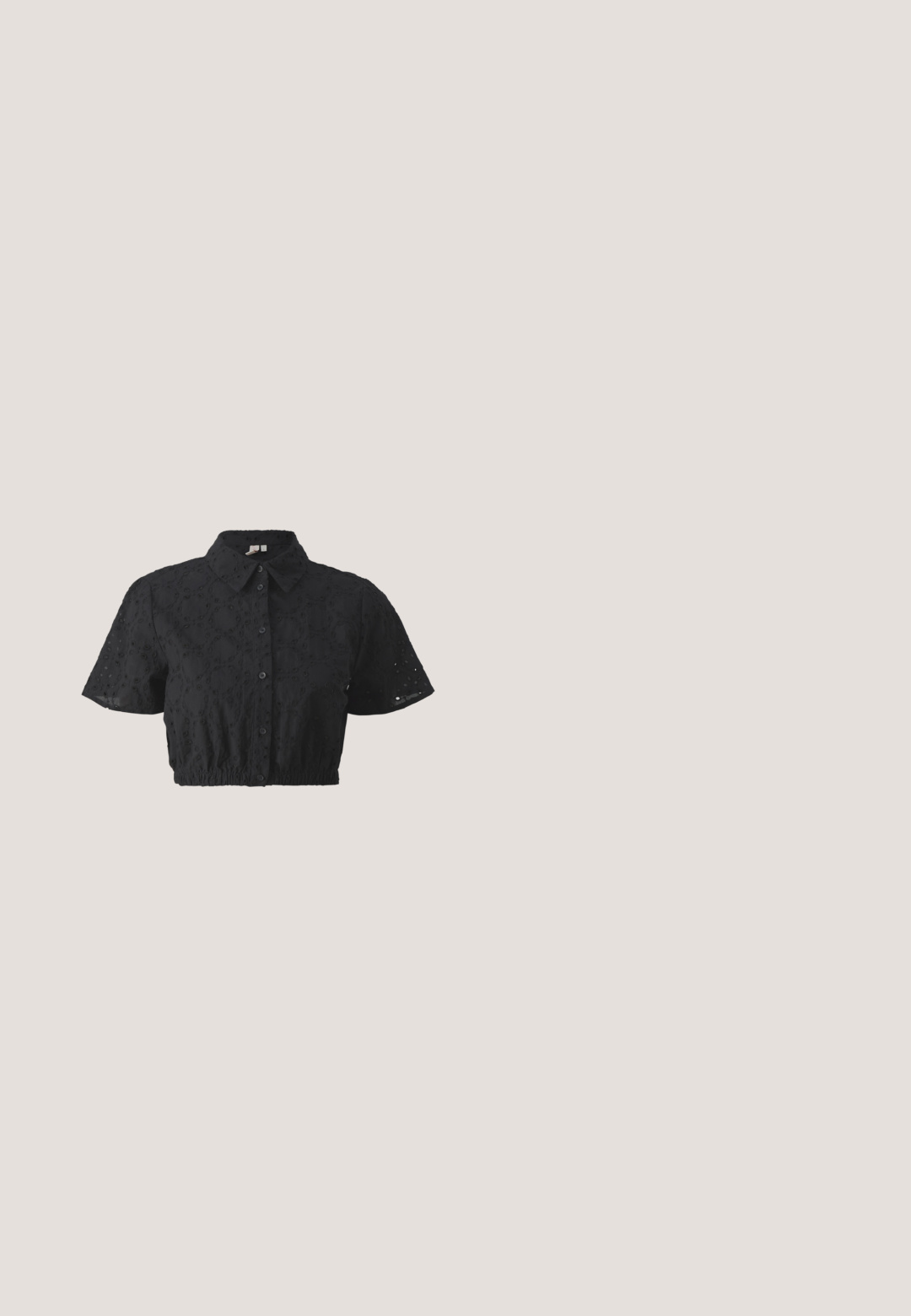 Camisa negra corta con cuello de solapa, mangas cortas, cierre frontal de botones y patrón floral bordado en tejido texturizado.; Pantalones de mezclilla negra de pierna ancha con una cintura alta, que presentan acentos decorativos de tachuelas en todo su diseño y una textura suave.; Sandalia negra con suela gruesa, tiras anchas y hebilla en el tobillo, sobre pavimento gris cerca de una pared con azulejos.; Gafas de sol negras con lentes grises, presentando un patrón enrejado de pequeños rhinestones metálicos a lo largo de las monturas. Acabado suave, diseño angular.; Bolso de mano negro y plateado con una superficie texturizada que presenta un patrón de diamante, un asa anudada y una forma estructurada.; Pendientes de aro de plata con un acabado pulido, que presentan una forma circular y un cierre de gancho. Textura suave con detalles mínimos.