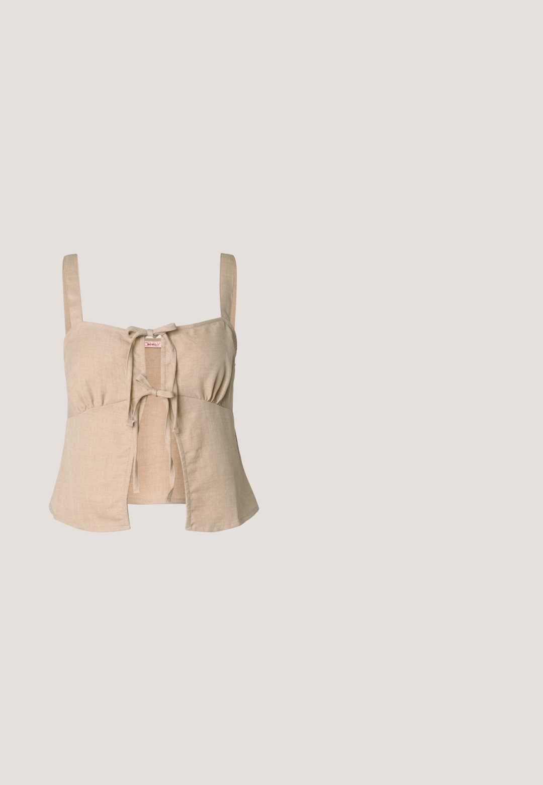 Beige linnekort top med tynde stropper og lukning med knude foran. Har detaljer med samlinger og en flagrende kant. Glat tekstur.; Slanke jeans lavet af denim i en dyb blå farve med svag slidtegn. Har en lynlås, forlommer og rene kanter.; Sorte læder platform sandals med rund åben tå, lav blokhæl og glat tekstur. Minimalistisk design med elegante linjer.; Sorte solbriller med rektangulært stel, mørke linser, glat plastmateriale og en metalaccent på templet.; Hvid taske i faux læder med en struktureret trekantet form, enkelt justerbart skulderstrop og en flaplås med kurver.; Sølv hoops med en bølget, uregelmæssig tekstur. Har en tynd, cirkulær form og en reflekterende finish.