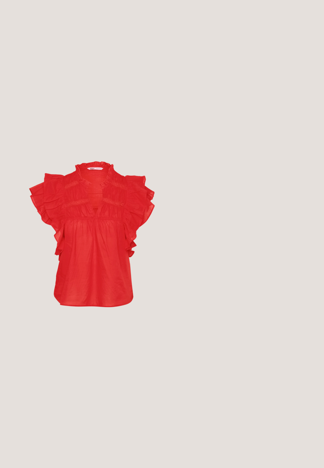 Blouse rouge à manches courtes à volants, décolleté en V et texture froncée. Fabriquée en tissu léger, avec une coupe ample.; Jean large bleu foncé en denim, avec taille haute, deux poches avant ornées de coutures décoratives et une fermeture à un bouton.; Chaussure à talon haut slingback en denim bleu à bout pointu avec détails œillets argentés et bride réglable à boucle.; Lunettes de soleil noires avec une monture rectangulaire élégante et des verres bleus. Présente une texture lisse et des branches robustes. Logo de la marque sur le côté.; ALDO FARALAELIAX - Sac à main - blue; Paire de boucles d'oreilles créoles moyennes argentées brillantes avec de fines attaches métalliques sur un fond clair et neutre.