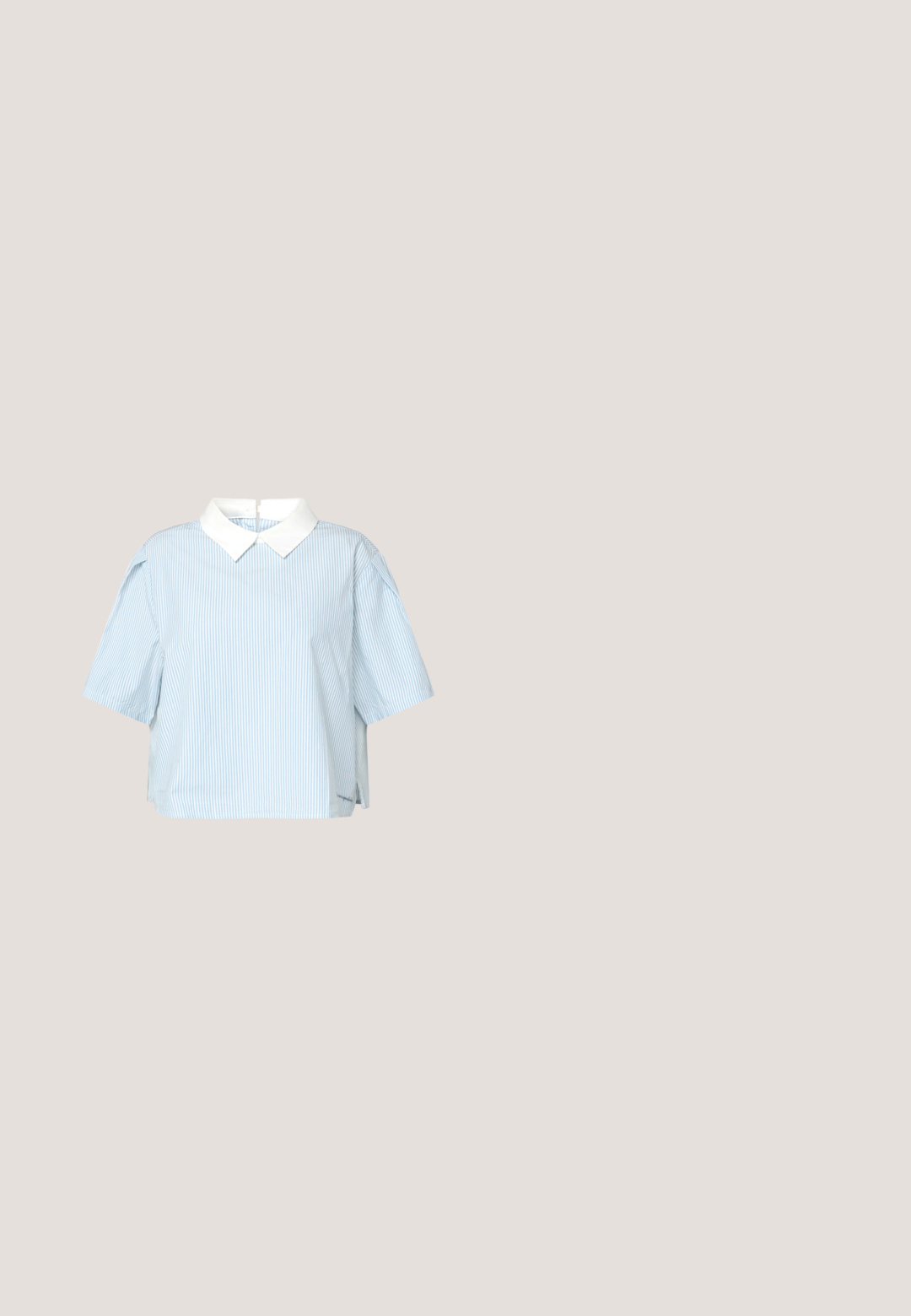 Blusa de manga corta con rayas verticales en azul claro y blanco, con cuello blanco puntiagudo y aberturas laterales sobre un fondo liso.; Pantalones anchos blancos de pierna ancha con un tejido texturizado, que cuentan con una cinturilla elástica y cordón. Diseño casual con un corte holgado.; Tacón alto color beige con tirante trasero, con punta afilada, hecho de cuero suave, con un tacón triangular y un acento dorado redondo en el tacón.; Gafas de carey marrón con lentes ovalados, patas delgadas y acentos transparentes. Presenta un sutil logo en la varilla. Diseño elegante y ligero.; Bolso de tote de ante marrón con textura suave, gran abertura y asas largas. Presenta un diseño sencillo con costuras visibles y sin herrajes.; Pendientes en tono dorado con tres cristales claros brillantes y dos cadenas delicadas. Presenta engastes circulares y etiquetas grabadas.
