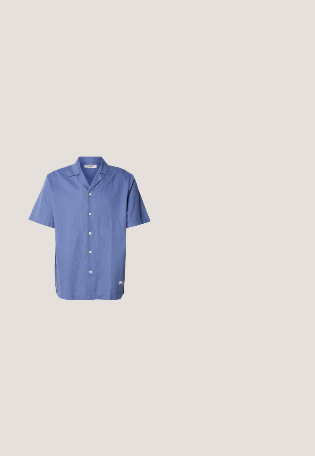 Camisa de manga corta, color azul claro, hecha de lino, con cuello tipo camp, botones en el frente y una pequeña etiqueta en el dobladillo lateral. Textura suave.; Pantalones cortos beige de mezcla de algodón con cintura elástica, cordón ajustable, tela texturizada y bajo a la altura de la rodilla.; Sandalia de cuero marrón con dos tiras ajustables de Velcro y una suela acolchada negra sobre un fondo blanco.; Gafas de sol rectangulares negras con montura gruesa y lentes tintados oscuros, inclinadas sobre un fondo blanco.; Collar de perlas blancas con forma redonda uniforme, superficie suave y cierre de metal con cadena de extensión para longitud ajustable.; Cinturón de cuero marrón oscuro con hebilla rectangular plateada, enrollado y apoyado sobre un fondo neutro claro.