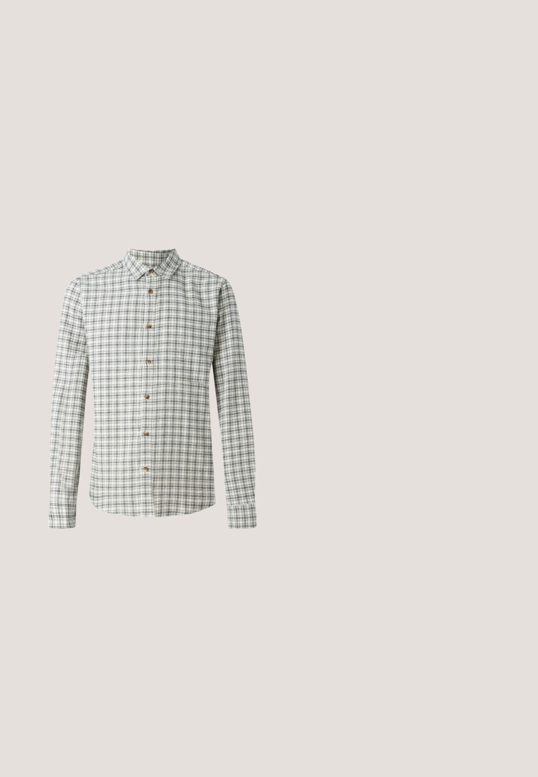 Langærmet ternet skjorte i hvid og marineblå, med en knaplukket krave og træknapper, samt et rutemønster i hele skjorten.; Beige denim jeans med klassisk pasform, fem-lomme design og diskret falmning. Har en metalknap og lynlåslukning.; Hvid læder Nike Air Force 1 sneaker med perforeret tå, flade snørebånd og tekstureret gummisål med "AIR" branding på siden.; Sorte rektangulære solbriller med tynd metalramme og mørke linser, der hviler på en hvid overflade.; Sølv kædedesign med sammenkoblede led, glat tekstur og ensartet rektangulær form. Sikker lukning.; Sort læderbælte med en sølvfarvet metalspænde, kontrasterende hvide syninger og en glat overflade. Indeholder flere justeringshuller.