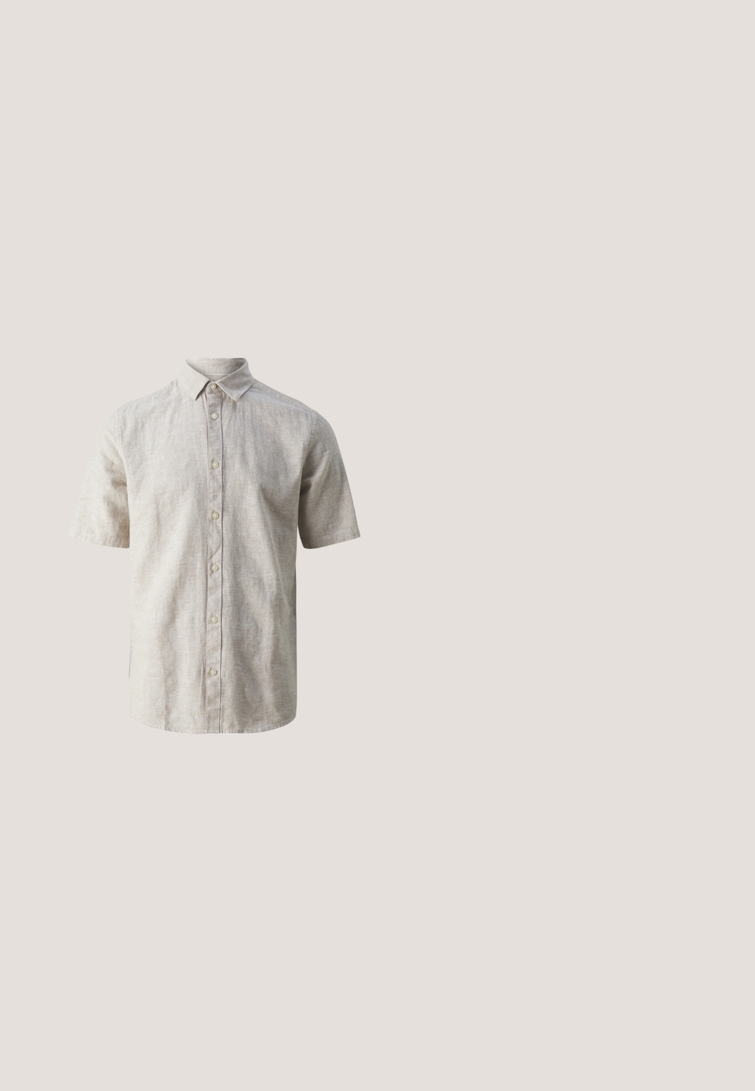 Kortærmet skjorte med knapper i lys beige linned, med klassisk krave, frontlukning med knapper og en afslappet pasform, samt subtil tekstur.; Khaki shorts i letvægtsstof med elastisk talje og knaplukning. Har et lige ben design og optrukket kant.; Mørkebrune lædersandaler med to justerbare velcro-remme og en tyk, tekstureret sål.; Skildpaddedesign rammesolbriller med runde grønne linser, der ligger på en hvid overflade.; Canvas-totepose med lange sorte håndtag, sort bundkant og frontlomme med "Les Deux" logo i sort skrift.; Vævet mørkebrun læderbælte med en firkantet metalspænde og tekstureret mønster, der har et afslappet design og justerbar længde.