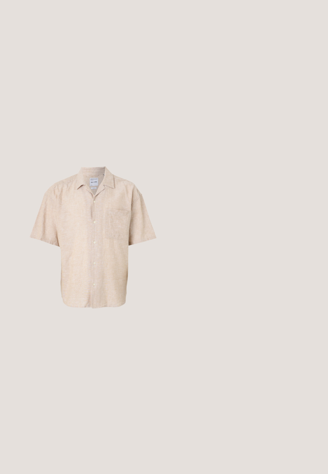 Chemise à manches courtes en mélange de lin beige, dotée d'une poche poitrine, d'une texture subtile et d'un design de col classique.; Shorts en coton beige avec bouton frontal, braguette zippée, passants pour ceinture et poches latérales, conçus pour un usage décontracté.; Sandale à enfiler en cuir marron foncé avec deux brides Velcro réglables et une semelle épaisse texturée.; Lunettes de soleil Ray-Ban avec des verres verts, monture en plastique noir et accents dorés sur les bords. Forme carrée avec une finition mate.; Sac fourre-tout en toile de couleur ivoire, avec des poignées courtes et le texte imprimé "LES DEUX" en lettres noires en gras. Design durable et simple.; Ceinture en cuir tressé marron foncé avec une boucle rectangulaire en laiton, enroulée avec une couture détaillée sur la boucle contre un fond blanc.