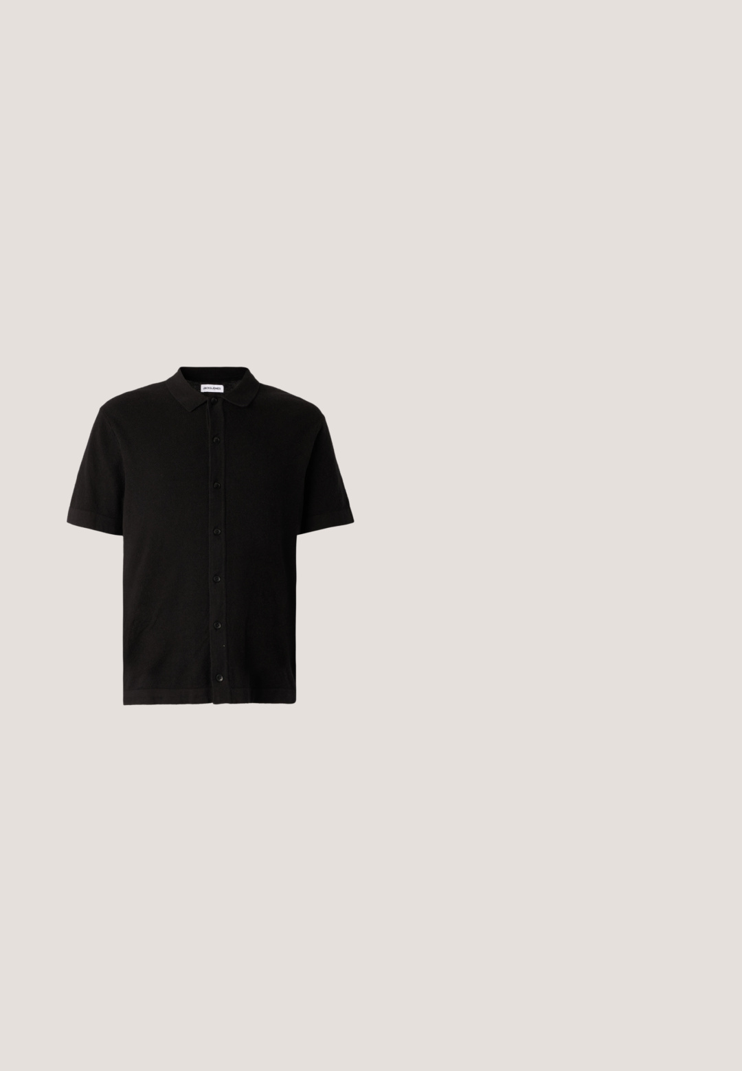 Sort kortærmet poloshirt lavet af tekstureret stof med en knaplukning foran og en klassisk krave. Har en lige søm.; Sorte skræddersyede bukser lavet af glat stof, med folder foran, knaplukning og lige ben-design.; Hvid lavtop sneaker med snørebånd foran og tyk sål, vist fra siden mod en neutral baggrund.; Sorte rektangulære solbriller med mørke linser. Plastisk stel med højglans finish, der har en bred næsebro og let tilspidsede arme.; Sølvfarvet metalhalskæde med et snoet kædedesign og en cirkulær vedhæng med en poleret overflade.; Sort læderbælte rullet med en mat sort rektangulær metalspænde og to bæltesløjfer på en hvid baggrund.