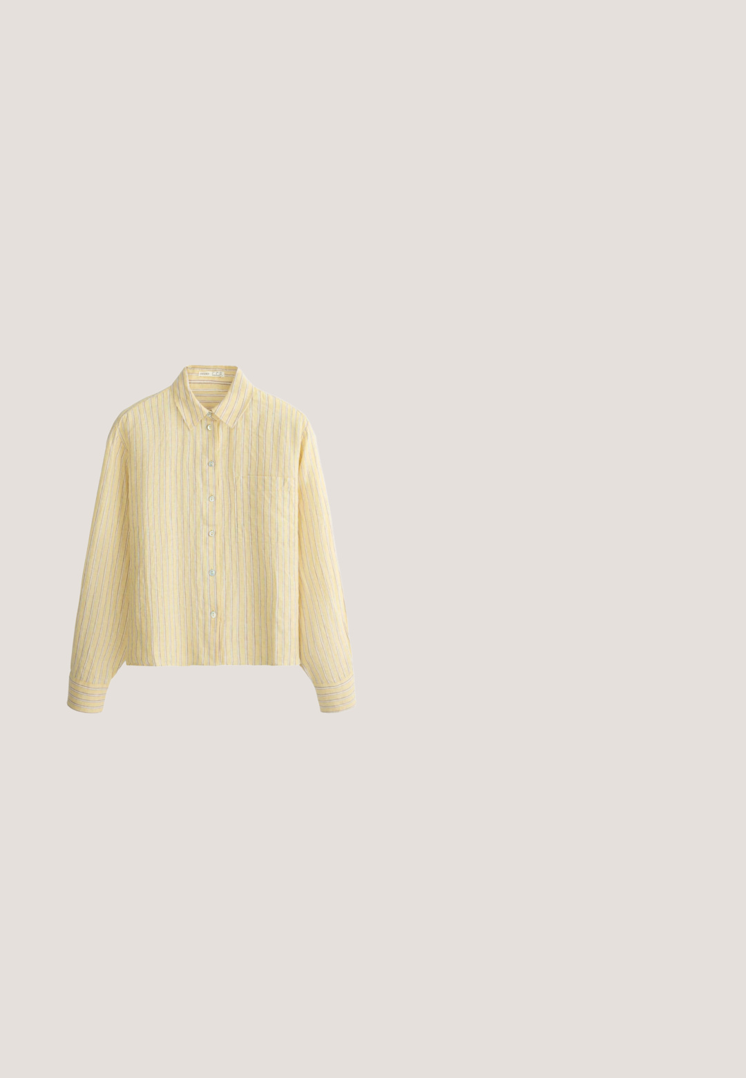 Gele blouse met lange mouwen, knopen, met dunne verticale witte en grijze strepen en een enkele borstzak.; Maxi-rok met gelaagde tiers en een olijfgroene tropische bladdruk op beige stof, vloeiend en licht.; Witte wedge sandaal met een geprofileerde touwzool, voorzien van een dunne enkelband en een soepele, gesloten teendesign.; Ronde zonnebril met goudkleurige montuur, bruine getinte glazen en dunne pootjes met een sierlijke, cursieve "like" detail aan elke kant.; Geweven tankleurige draagtas met zwarte leren schouderbanden, rechtopstaand tegen een effen lichte achtergrond.; Goudkleurige creolen met een golvend ontwerp en een gladde structuur. De ene oorbel is een gesloten cirkel; de andere is een gebogen, kleiner stuk.