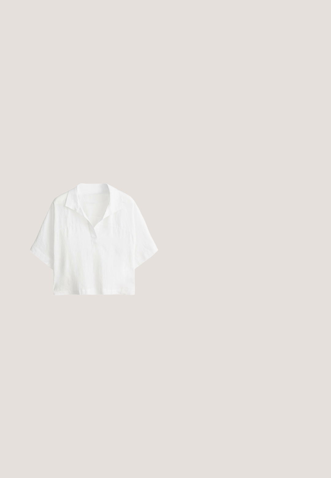 Wit kort mouw cropped shirt met kraag en gedeeltelijke knoopsluiting aan de voorkant.; Lichtblauwe denimshorts met vijf zakken, een ritssluiting en een knoopsluiting. De zoom is rafelig en heeft een ontspannen pasvorm.; Bruine suède slippersandaal met drie overlappende bandjes, een platte zool en contrasterende witte stiksels op de bandjes voor detail.; Ronde zonnebrillen met schildpaddenmotief monturen, gradient roze glazen en dunne zijkanten met gouden accenten.; Beige geweven strooien tas met twee schouderbanden en subtiele cursieve borduurwerk aan de voorkant, tegen een effen achtergrond.; Bruine gevlochten leren riem met een gouden rechthoekige gesp en een leren lus op een witte achtergrond.