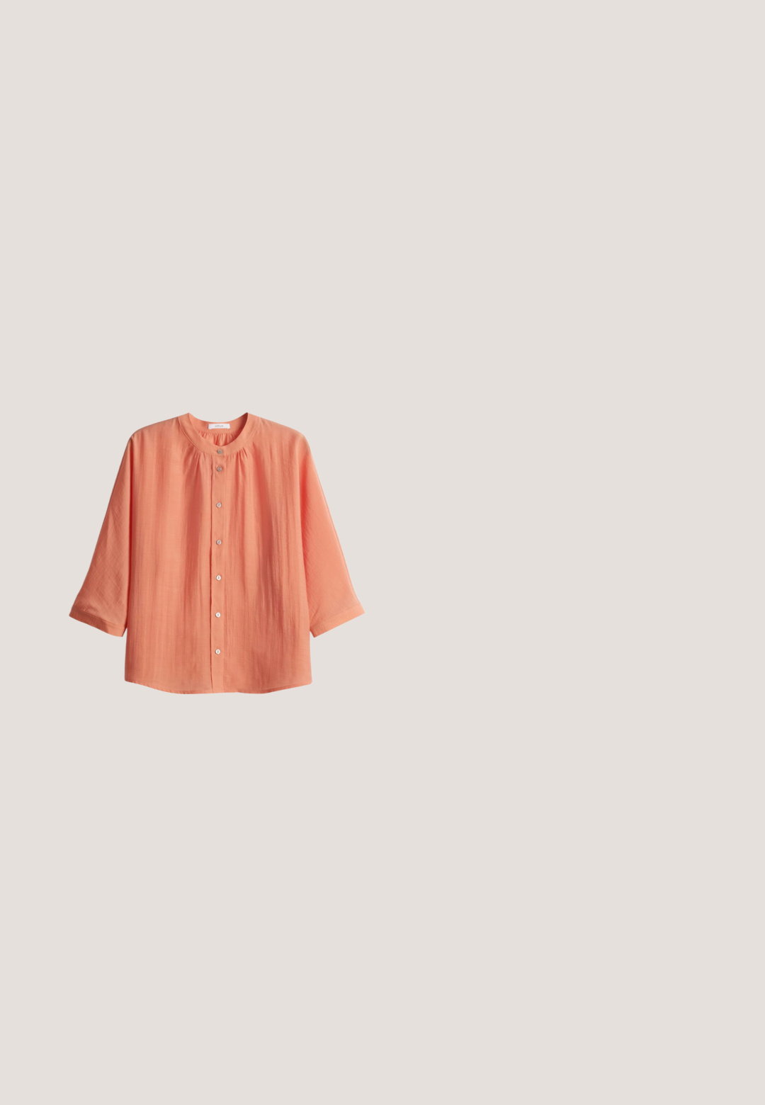Koraal kleurige blouse met een ronde halslijn en driekwart mouwen. Gemaakt van een lichtgewicht stof met een gestructureerde afwerking en geplooide details.; Witte katoenen broek met brede pijpen, een knoopsluiting, vier zakken en subtiele stikdetails. Soepele textuur en rechte snit.; Beige gepatineerd leren slingback schoen met een spitse neus, verstelbare enkelband en lage blokhak met een geometrische vorm.; Vierkante zonnebril in bordeauxroze kunststof met gradient lenzen. Voorzien van gouden metalen details op het montuur met een gestructureerde afwerking.; Crèmekleurige leren handtas met een gebogen ontwerp, zwart logo-accent en gouden beslag. Inclusief een afneembare riem. Glad oppervlak.; Singularu DYE PEARLS - Armband - gold coloured