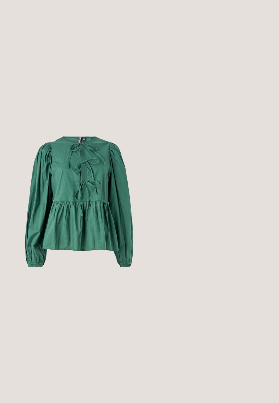Blouse verte à manches longues en coton, avec un col rond, des liens décoratifs à l'avant et une taille froncée pour une silhouette évasée.; Jean évasé bleu clair en denim, doté d'une taille haute, d'un design à cinq poches et d'un dégradé subtil vers l'ourlet.; Des chaussures slingbacks en cuir verni noir présentent un bout pointu, deux sangles avec des accents de boucle, et une semelle plate.; Lunettes de soleil noires avec une monture rectangulaire, des verres sombres, un matériau plastique lisse et un accent métallique sur la branche.; Sac d'épaule rectangulaire noir avec une sangle réglable unique et une fermeture éclair supérieure sur un fond uni.; Les boucles d'oreilles en argent en forme de créole présentent un design lisse et arrondi avec un profil fin et un fermoir sécurisé. Style minimaliste avec une finition polie.