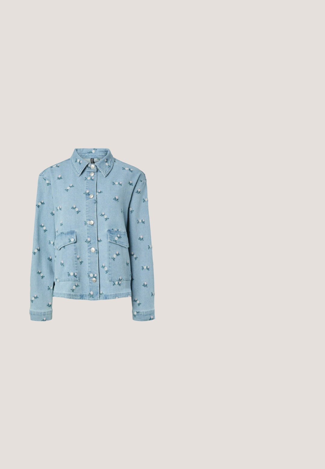 Lichtblauwe spijkerjas met witte en roze bloemenborduursels, zilveren knopen aan de voorkant, twee grote voorzakken en een puntkraag.; Lichtblauwe denim overall met wide benen, verstelbare schouderbanden, een voorzak en metalen knopen aan de zijkanten. Klassieke stijl met een ontspannen pasvorm.; Blauwe en witte gestreepte canvas sneaker met vetersluiting, rubberen zool en opvallende branding aan de zijkant. Structuur wit buitenzool.; Witte, oversized plastic zonnebril met lichtroze lenzen; heeft een subtiele glans en een gouden accent op de poot.; Lichtblauwe gewatteerde stoffen tas met twee handvatten en een lange schouderriem, met "BIMBA Y LOLA" in bruin geborduurd aan de voorkant.; Verstelbare armband met kleine ronde turquoise en gouden kralen met een gouden duifbedel aan een lichtblauw koord.