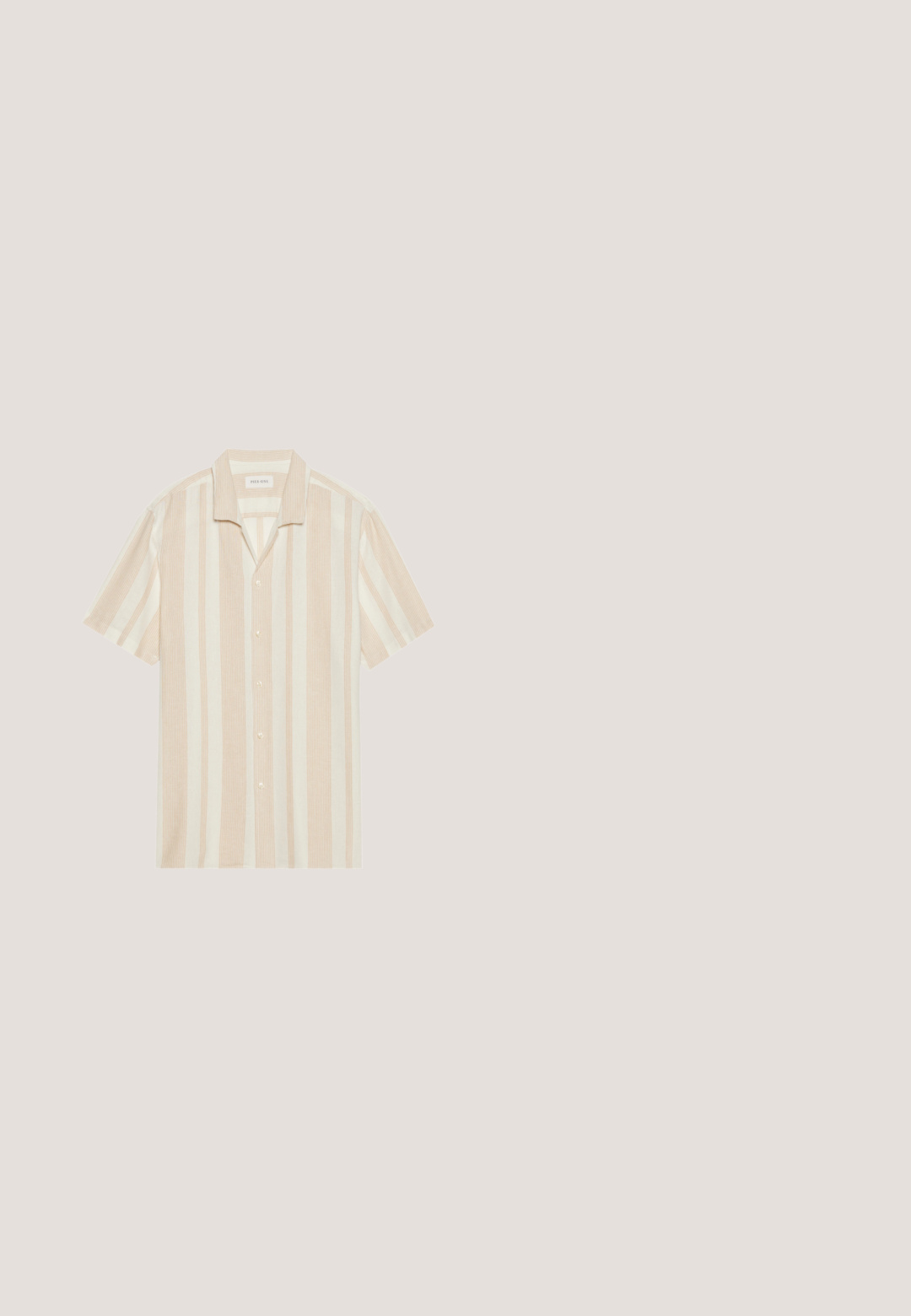 Camisa de manga corta con cuello con muesca, con rayas verticales en beige y crema, hecha de una tela suave con cierre de botones al frente.; Pantalones cortos de lino beige con corte recto, que presentan pinzas delanteras, cierre de botón y detalles de dobladillo vuelto. Textura suave con diseño minimalista.; Zapatillas de lona blancas con un acento en el talón en color navy, suela de goma plana, punta redonda y cordones blancos. Presenta un logo en el costado.; Gafas de sol Ray-Ban con lentes verdes, montura de plástico negro y acentos dorados en los bordes. Forma cuadrada con acabado mate.; Bolsa de lona en color blanco roto, con asas cortas y el texto impreso "LES DEUX" en letras negras en negrita. Diseño duradero y sencillo.; Cinturón elástico beige trenzado con detalles de cuero marrón y hebilla de metal plateado. Presenta una textura trenzada y dos puntas de cuero.