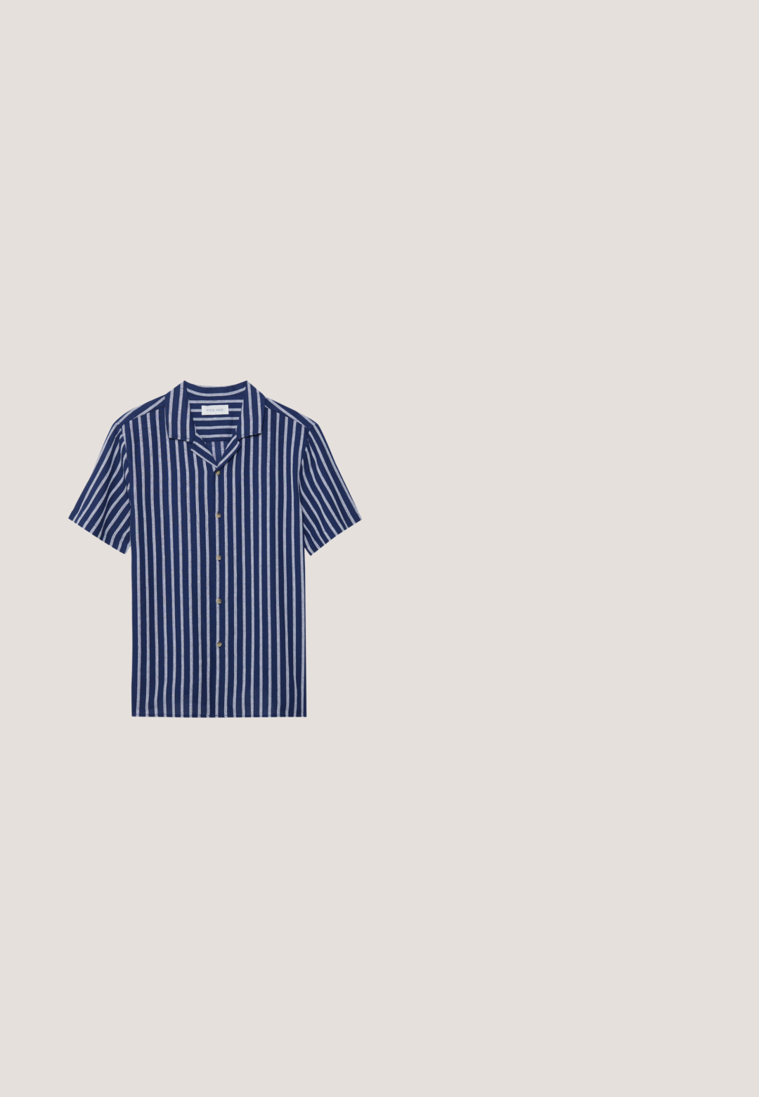 Pier One by Zalando LINEN MIX SHIRT - Chemise - dark blue/white; Shorts à taille élastique blanche avec poches latérales, longueur mi-cuisse, et design uni sur fond blanc.; Sandale à enfiler en cuir marron avec larges brides superposées et semelle plate noire, conçue pour une tenue décontractée.; Lunettes de soleil en écaille de tortue avec des verres verts, présentant une forme octogonale et des branches minces et courbées. Le matériau a une finition brillante.; Sac tote en coton beige avec deux poignées robustes. Présente un texte imprimé en noir : "Les Deux International Community & Sporting Goods."; Ceinture en cuir tressé marron avec une boucle en argent. Elle présente une texture tissée et un accent en cuir lisse près de la boucle.