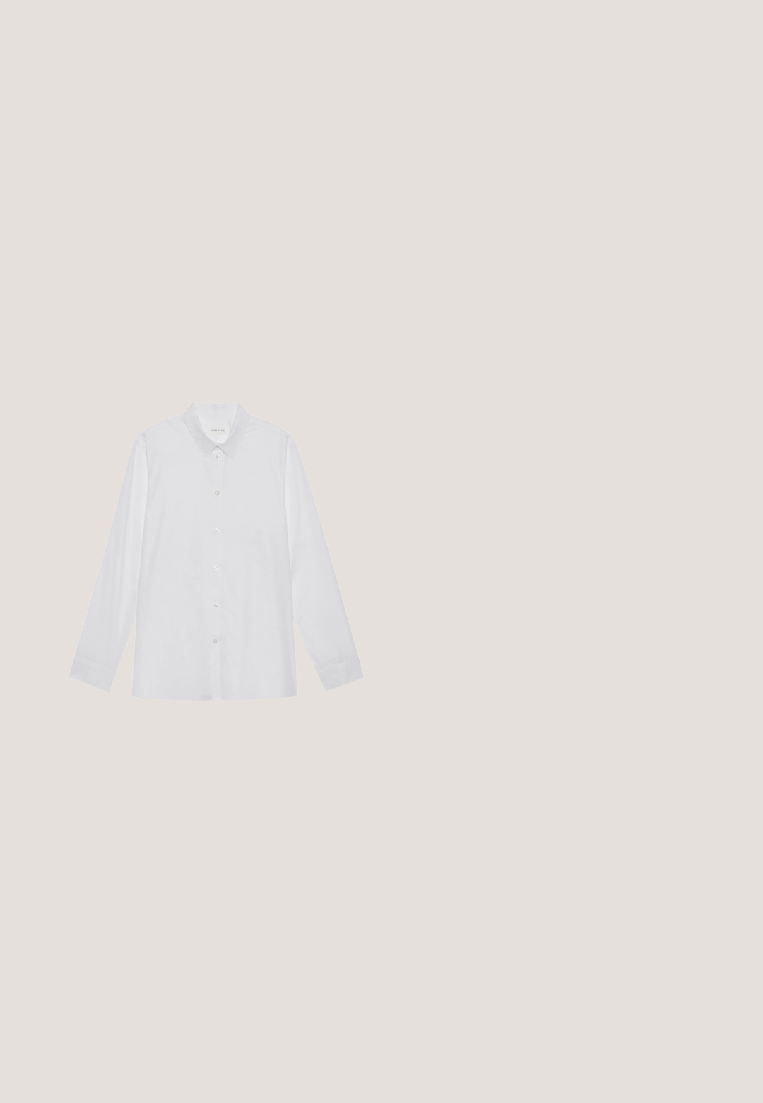Camisa blanca de manga larga hecha de tela suave, con cuello puntiagudo, cierre frontal de botones y puños de un solo botón.; Jeans de pierna ancha en azul claro hechos de denim con un lavado desgastado. Presentan un cierre frontal con botón y un diseño de cinco bolsillos.; Zapato de cuero marrón tipo mocasín con punta redondeada y suela de goma negra resistente. Presenta una correa decorativa sobre el empeine.; Corbata de punto texturizada marrón oscuro extendida sobre un fondo blanco con una punta en forma de pico.; Collar de perlas blancas con espaciadores de strass plateados y cierre de cadena plateada, presentado sobre un fondo claro y liso.; Cinturón de cuero negro con hebilla rectangular plateada enrollado sobre un fondo blanco liso.