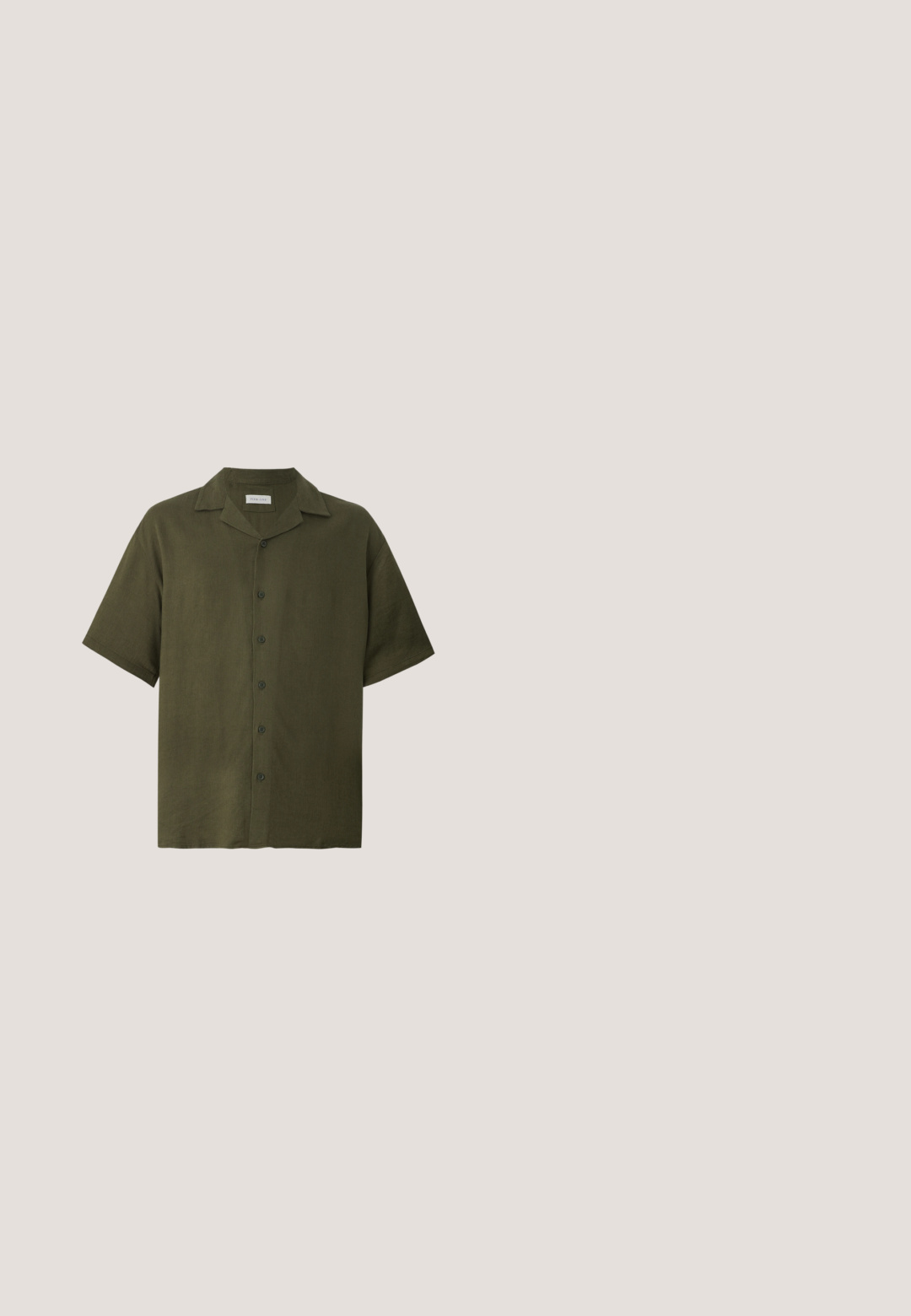 Chemise vert olive à manches courtes avec col camp et six boutons sur le devant, fabriquée en tissu texturé lin.; Shorts en lin beige clair avec une taille élastique, présentant une coupe décontractée et des coutures minimales pour un design simple et décontracté.; Sandale à glissière en suède marron avec semelle noire, présentant deux brides ajustables avec boucles et détail de couture blanche, vue latérale sur fond blanc.; Lunettes de soleil en métal doré avec des verres marron, de forme carrée, des détails fins sur les branches et un pont nasal pour un maintien sûr.; Sac fourre-tout en toile avec longues anses noires, bordure noire en bas et poche avant avec logo "Les Deux" en écriture noire.; Ceinture en tissu tressé marron avec extrémités en cuir foncé et boucle métallique rectangulaire argentée sur fond blanc.