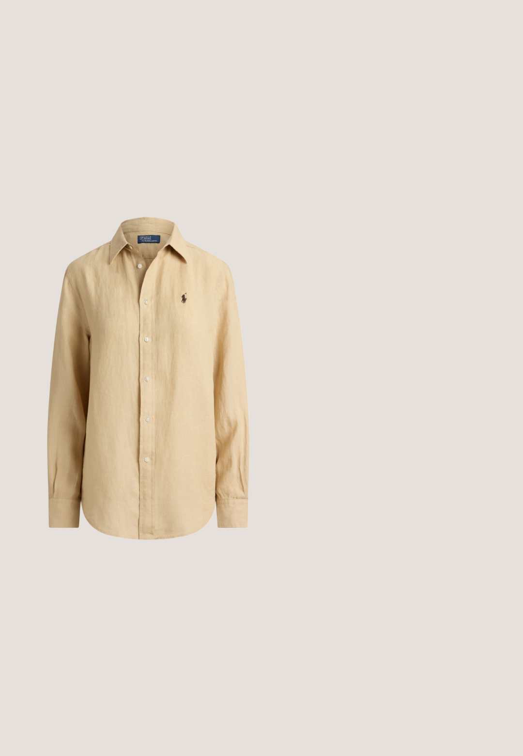 Beige langärmliges Hemd mit Knopfleiste, Kragen, kleinem gesticktem Logo auf der linken Brustseite und sichtbaren Knöpfen vorne.; Weiße Baumwollshorts mit lockerem Schnitt, ausgestattet mit einem Knopfverschluss, geradem Bein und umgeschlagenem Saum. Schlichtes Design ohne Muster oder Akzente.; Braune Leder-Sandale mit zwei gekreuzten Riemen und flacher Sohle. Glatte Textur mit minimaler Naht und abgerundeten Kanten.; Beige Canvas-Tragetasche mit braunem Lederbesatz, Griffen und einem kleinen gestickten Logo auf der Vordertasche.; Goldene Creolen, jeweils mit einer einzelnen herabhängenden weißen Perle und kleinen Strasssteindetails vor hellem Hintergrund.; Goldfarbener geflochtener Ledergürtel mit passender goldener Schnalle und Gürtelschlaufe auf einfachem hellem Hintergrund.