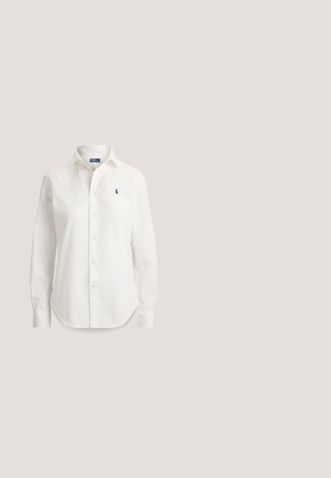 Chemise blanche à manches longues avec boutons, col et petit logo bleu d’un joueur de polo sur la poitrine gauche.; Pantalons en coton marron au design ajusté, devant plat et poches standard ; texture lisse et ourlets finis.; Botte d'équitation haute en cuir marron foncé avec talon plat et sangle décorative avec boucle argentée autour de la cheville.; Écharpe bleu foncé ornée de clés dorées vintage, de rouages d'horloge et de deux horloges de style ancien avec chiffres romains et arabes.; Sac bandoulière en cuir marron avec bandoulière réglable, garnitures dorées et logo RLL à l'avant.; Ceinture en cuir brun foncé avec texture lisse et boucle rectangulaire dorée, cinq trous de réglage et passant en cuir sur fond blanc.