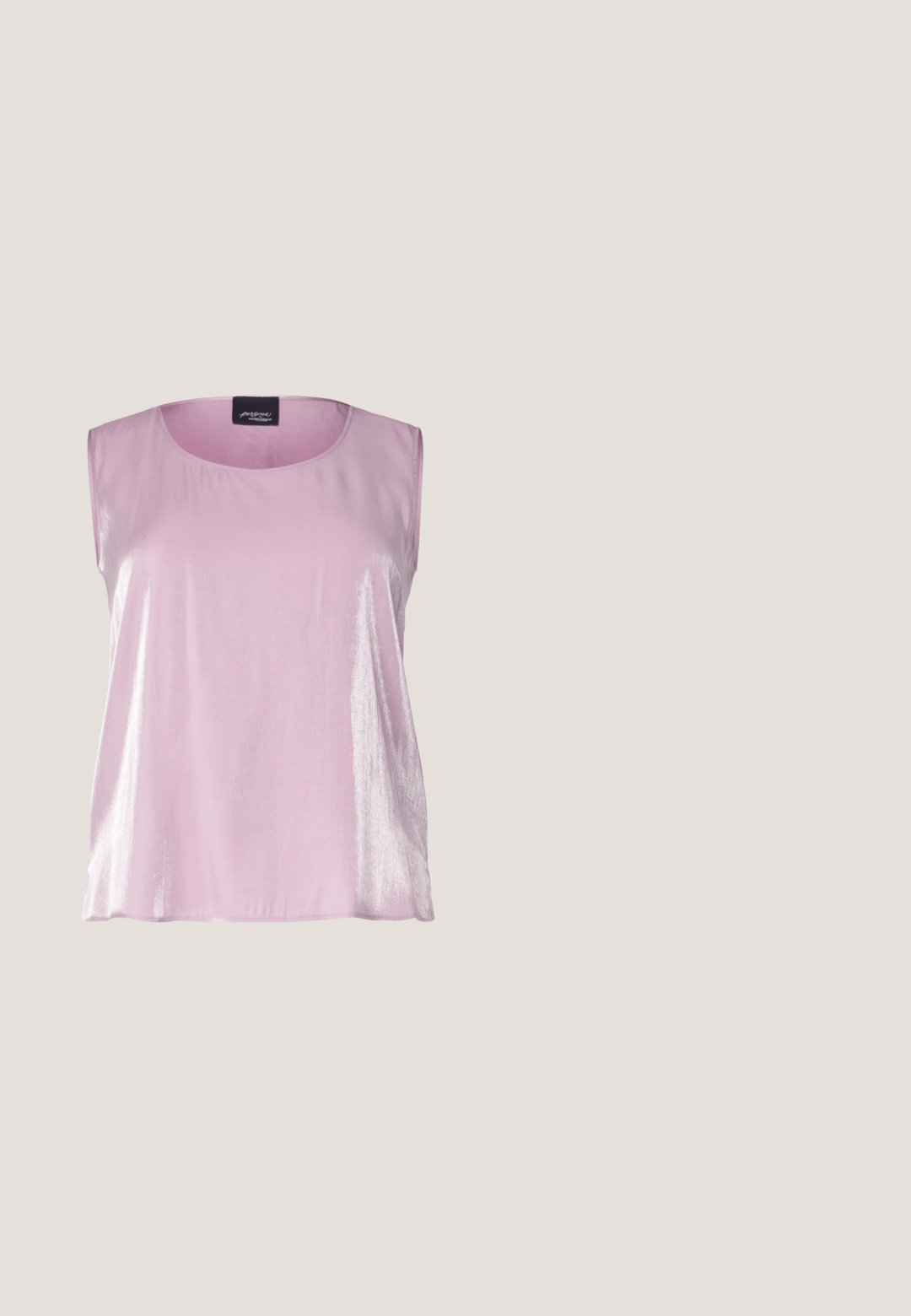 Helles rosa ärmelloses Oberteil aus glänzendem Material, mit runder Halslinie und glatter Textur, mit weichem Fall und ohne sichtbare Muster.; Lila-orangees Batik-Midirock aus weichem Stoff mit A-Linie und subtiler Textur, ausgestattet mit einem glatten Bund und fließendem Design.; Schwarze Leder-Plateau-Sandale mit breitem Riemen, offenem Zehenbereich und verstellbarer Knöchelschnalle, dargestellt als schwebend über einer grauen Oberfläche.; Schwarze Cat-Eye-Sonnenbrille mit matter Oberfläche, grauen getönten Gläsern, scharfen Kanten und schlanken Bügeln. Der Markenname ist auf dem inneren Bügel sichtbar.; Schwarze Handtasche aus Kunstleder mit Krokodilstruktur, gerafftem oberen Teil und einem geschoppten Tragegurt. Sie wirkt weich und kompakt im Design.; Silberne Creolen mit einem Kreuz- und Herz-Anhänger. Glatte, glänzende Textur mit polierter Oberfläche. Jeder Anhänger hängt an einem sicheren Ring.