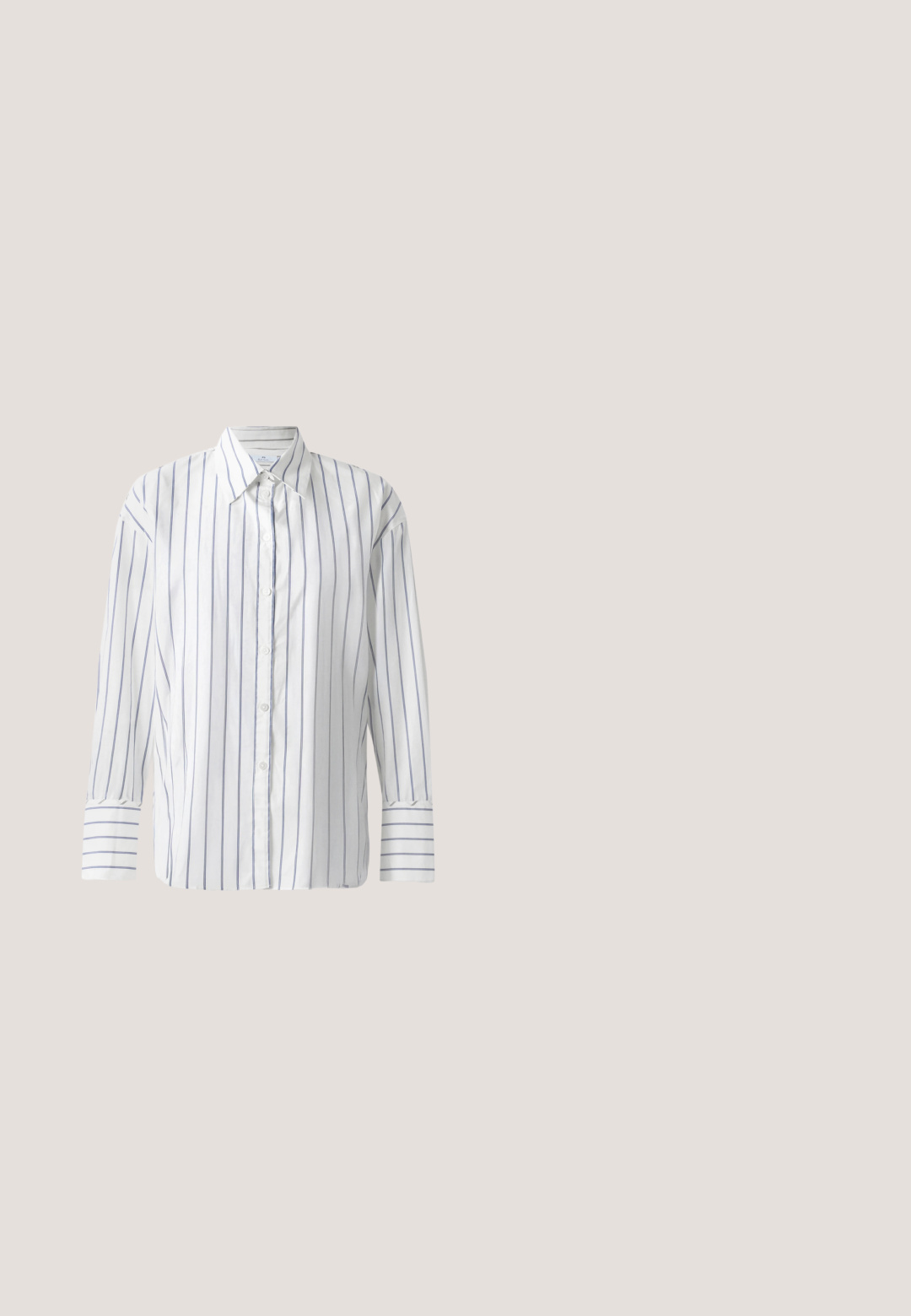 Hvid langærmet skjorte med smalle blå lodrette striber, knaplukning foran og klassisk krave. Glat bomuldsstof, afslappet pasform.; Lyseblå denimshorts med opsmøgede kanter, frontknap og lynlåslukning samt fem-lommer design på en ensfarvet baggrund.; Brune ruskinds slip-on sandal med en bred rem, flad sål og minimalistisk design. Glat tekstur med mat finish.; Beige katteøje-solbriller med gennemsigtigt stel og brune tonede linser på hvid baggrund.; Brun ruskindshåndtaske med klaplukning, kort håndtag og justerbar skulderrem, sat op mod en ensfarvet hvid baggrund.; To skinnende guldøreringe i et buet design med orange accenter nær stikket, sat mod en enkel hvid baggrund.