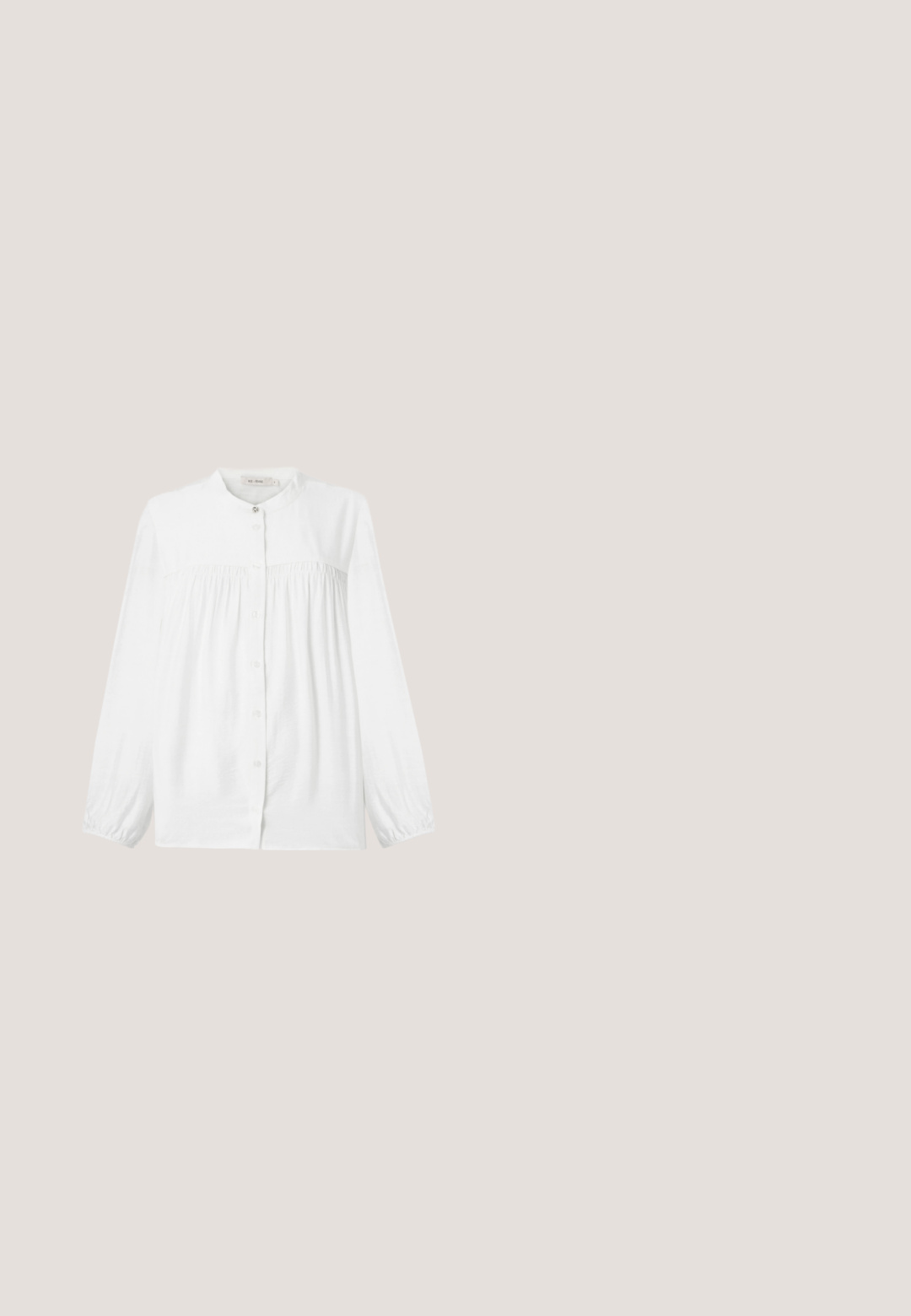 Blusa blanca de manga larga con yugo fruncido, botonadura frontal, cuello mao y puños elásticos.; Falda larga marrón tipo envoltura en una tela suave con una silueta recta. Presenta una abertura lateral que facilita el movimiento. Diseño liso sin patrones.; Mocasines de cuero beige con puntera cuadrada, con un detalle de hebilla dorada. Textura suave con un tacón bajo y sólido. Diseño ligero.; Bolsa tote de cuero marrón con una textura suave, grandes asas circulares, con un diseño minimalista y un logo grabado en la parte inferior.; Pendientes de tono dorado con una forma abstracta y orgánica, que presentan una superficie texturizada y un cierre de poste trasero.; Cinturón de cuero marrón con una hebilla dorada brillante y dos lazos de cuero. Textura suave, diseño plano y extremos redondeados.