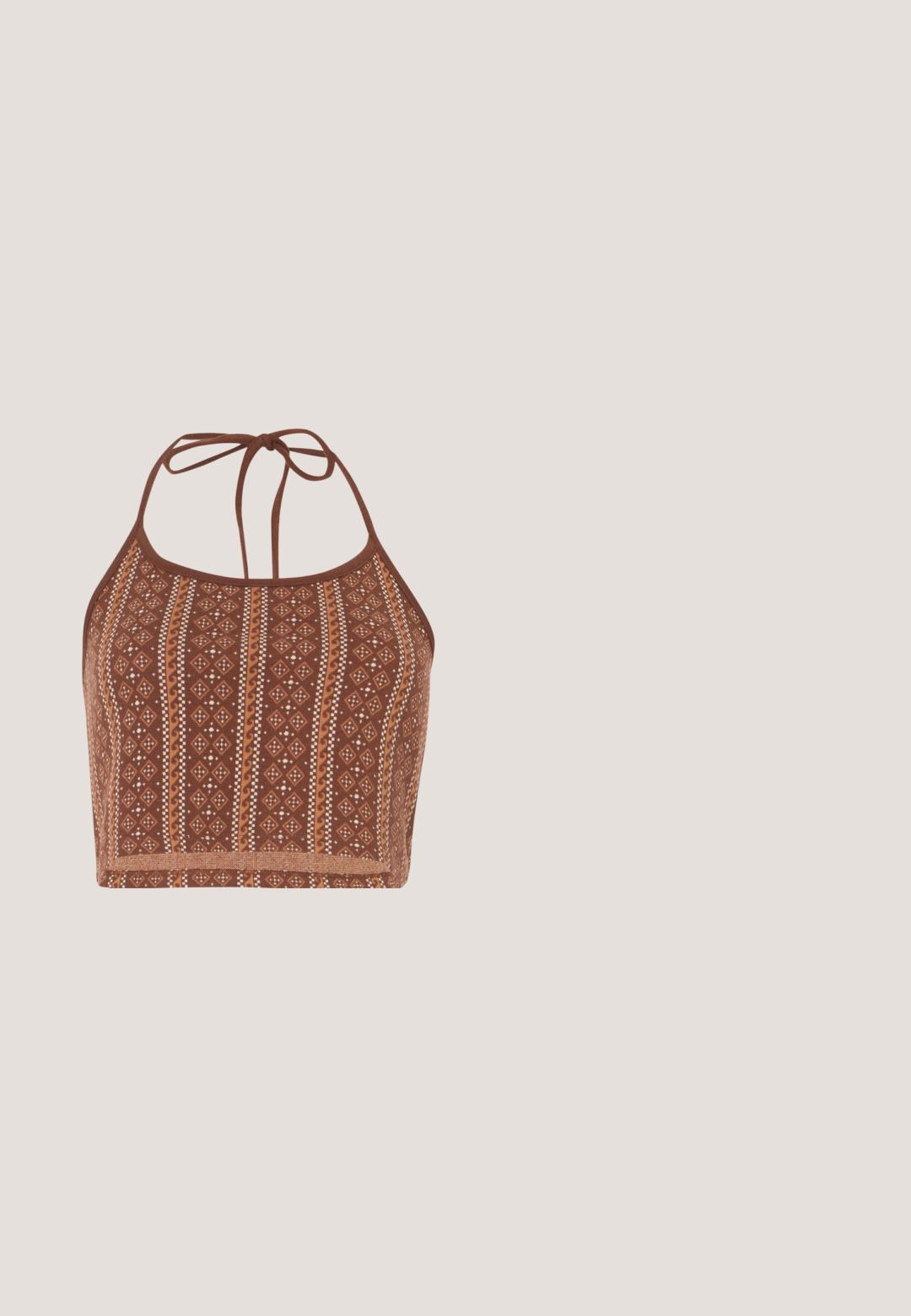 Top crop halter à motifs marron, présentant des designs géométriques avec des accents blanc cassé, des liens au cou ajustables et une finition douce et texturée.; Shorts en denim bleu clair avec un motif usé. Dotés de revers, de poches avant et arrière, et d'une fermeture à bouton en métal.; Baskets montantes couleur fauve avec panneaux en mesh, bout rond et œillets dorés. Semelle en caoutchouc avec finition texturée. Boucle à l'arrière pour un enfilement facile.; Lunettes de soleil rondes teinte brun avec une monture bordeaux brillante. Branches fines avec un détail de marque subtil. Design de verres plats.; Sac à main en daim beige avec ferrures dorées, détails en franges, forme incurvée et deux bretelles d'épaule, dont une ajustable, étiquetée "VENEZIA".; Collier en métal doré avec un pendentif en forme de soleil rond portant un visage et des rayons rayonnants. La chaîne comprend de petits maillons sphériques.