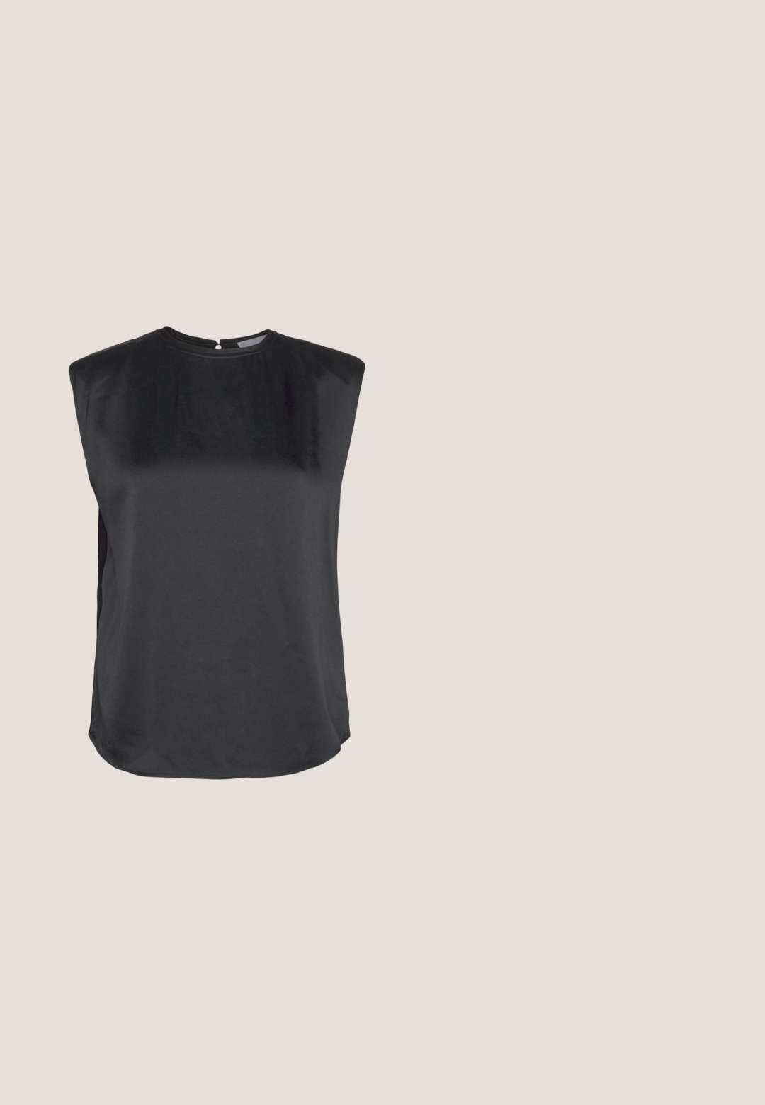 Schwarzes ärmelloses Oberteil mit hohem Kragen, glatter Textur, abgerundetem Saum und einem Schlüssellochverschluss auf der Rückseite. Einfaches Design ohne Muster.; Schwarze, weite Hosen aus luftigem Material, mit glatter Textur, vorderem Knopfverschluss und Seitentaschen.; Schwarze Leder-Mules zum Hineinschlüpfen mit spitzer Zehe, geraffter Textur und kleinem Kitten-Heel. Verfügt über ein Zugbanddetail am Öffnung.; Emporio Armani Sonnenbrille - shiny black; Schwarze Ledertasche mit einem runden Griff, silbernem Reißverschluss, weißem Fellbesatz und einem langen cremefarbenen Quast, der vorne angebracht ist.; Silberne Creolen mit einer gebogenen, glänzenden Oberfläche und einem nahtlosen Design. Verfügt über einen Scharnierverschluss für sicheren Halt.